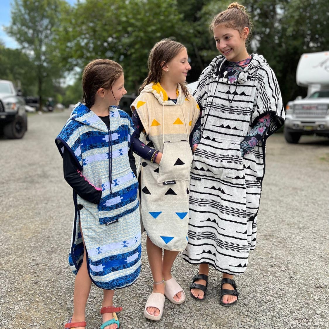 Arcturus Surf Poncho | Kapuzenwickeltuch & Vertuschung | 100% Baumwoll-Velours | 2-in-1-Design verwandelt Ihren Poncho in ein Strandtuch (Blackies, Kinder)
