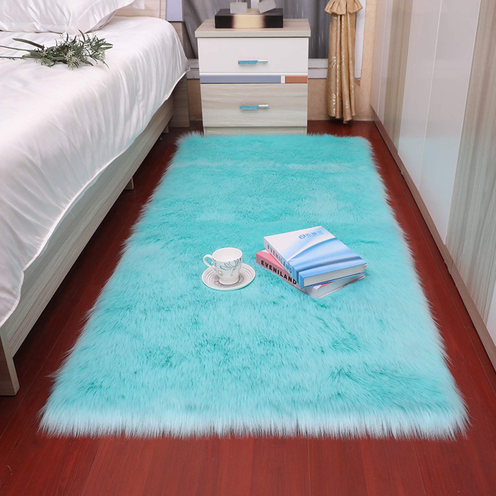 Tapis fausse fourrure lavable idéal au pied du lit en chambre