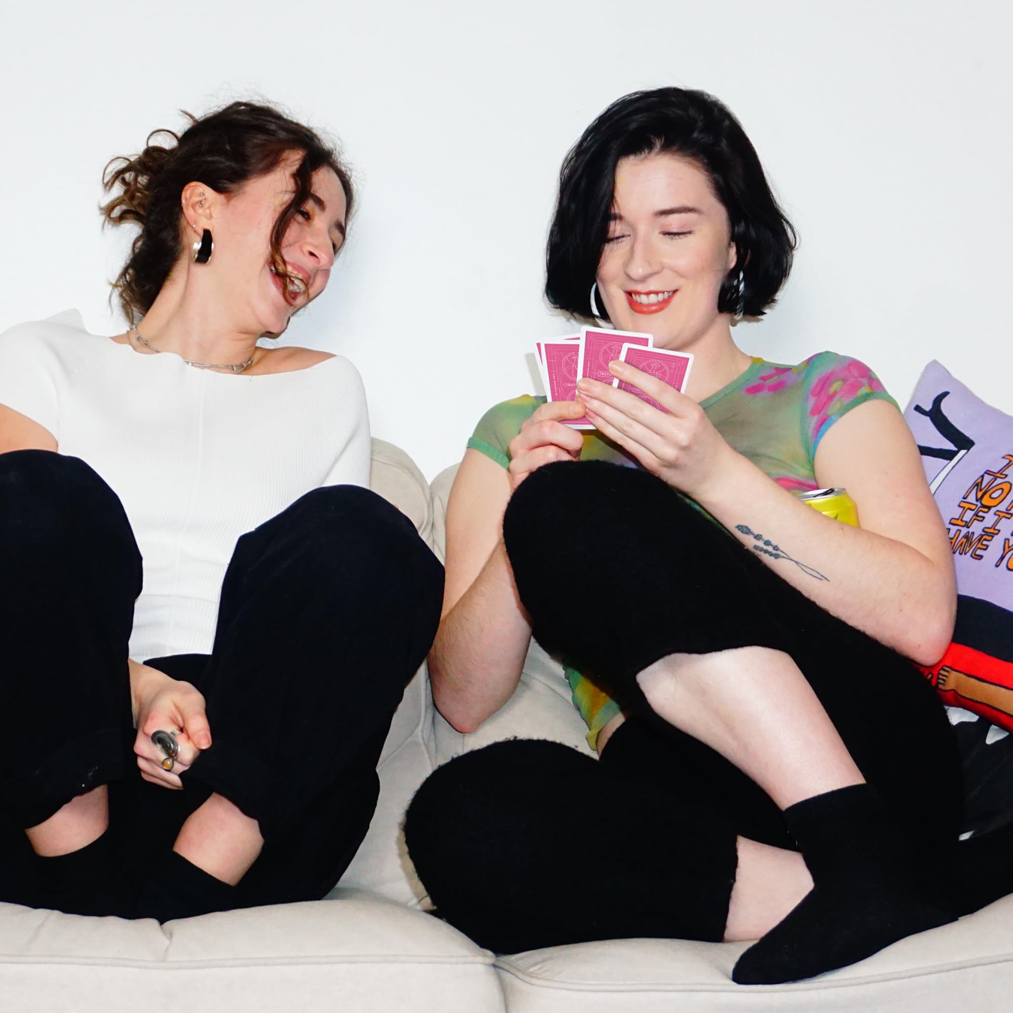 Truth or Drink: Edición de despedida de soltera | Juego de fiesta para adultos por Cut | 108 preguntas reveladoras e hilarantes para noches de niñas fuera o dentro | A partir de 21 años | 2+ jugadores
