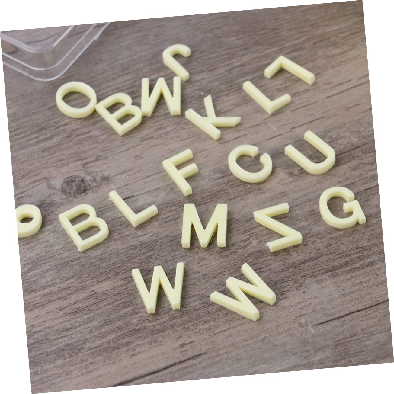 NUOBESTY Lot De 3 Perles Alphabet en Résine Lettres Et Chiffres pour Bracelets Jouets Éducatifs Pendentifs Alphabet en Acrylique Jaune 200 Pièces X 3