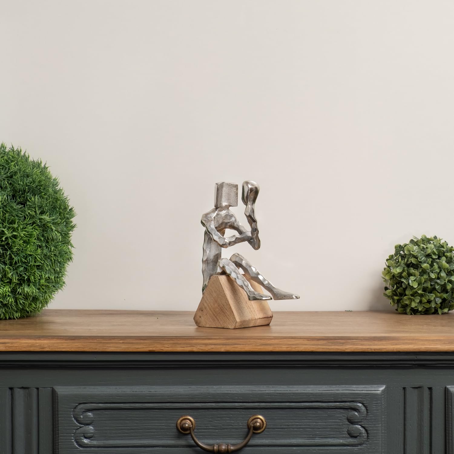 Nowoczesna figurka dekoracyjna myśli mężczyzna na cokole jako stylowa rzeźba do refleksji - 10 x 17,5 x 22 cm do salonu, biura, regału, biurka, pomysł na prezent, abstrakcyjna metalowa figurka na