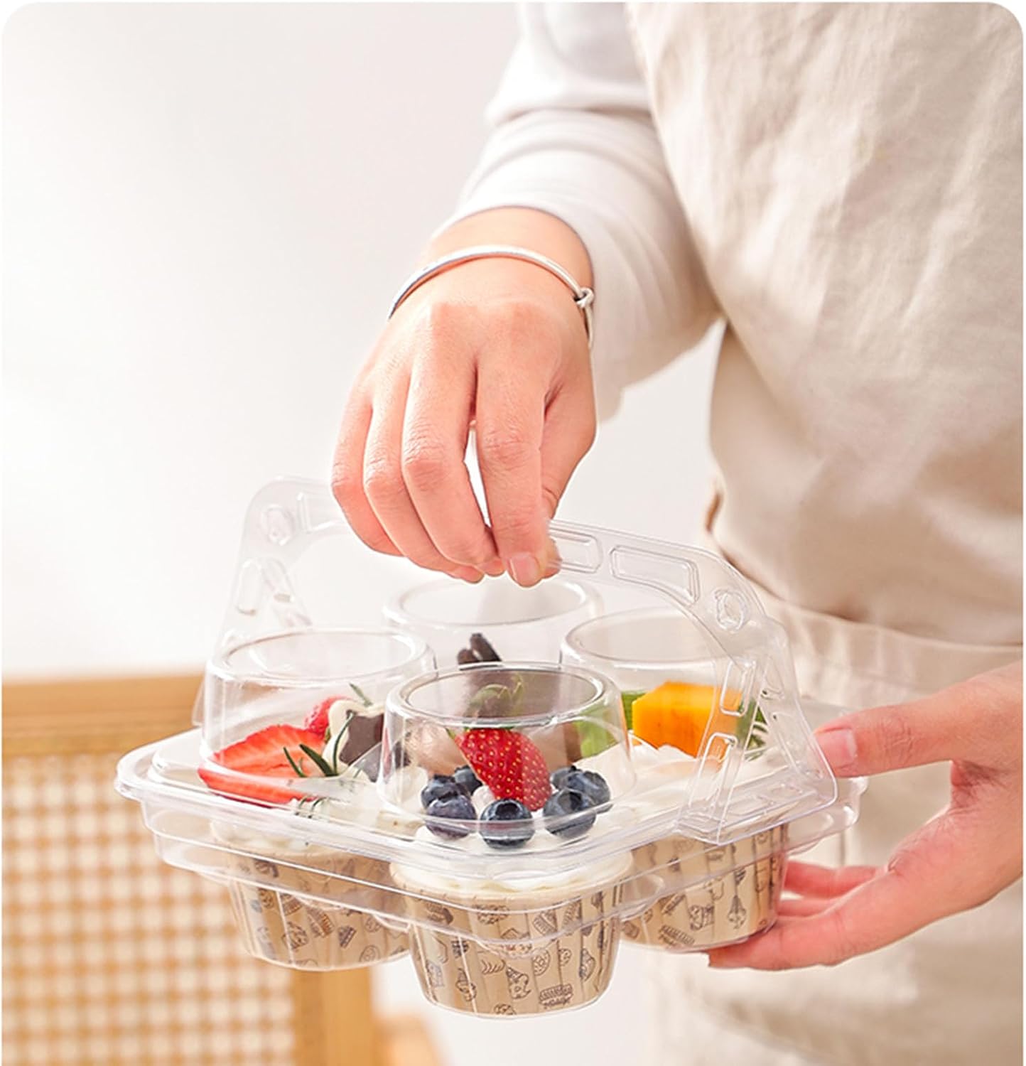 60 Pack 4-Compartment Plastic Muffin Container, Transparent Cupcake container, 4-Cavity Plastics 4 Cupcake Containers With Lid, Cake Rack For Cake Shops And Bakeries，BPA Free