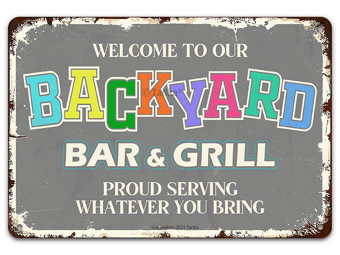 Targa vintage in latta con scritta in lingua inglese Welcome to our backyard bar orgogliosamente serving whatever you bring kitchen home pub targa decorativa per grotte garage, country club