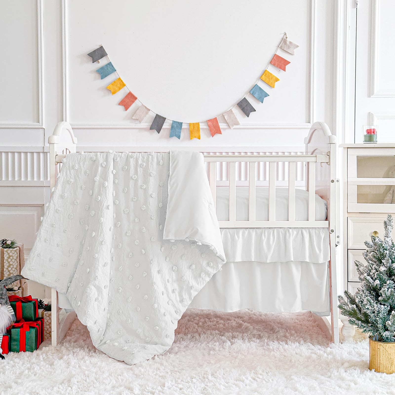 Juego de ropa de cama para cuna de color blanco, edredón de jacquard con lunares copetudos con sábana bajera y falda de cama, lindo bordado bohemio, shabby chic, manta suave con pompones, juego de