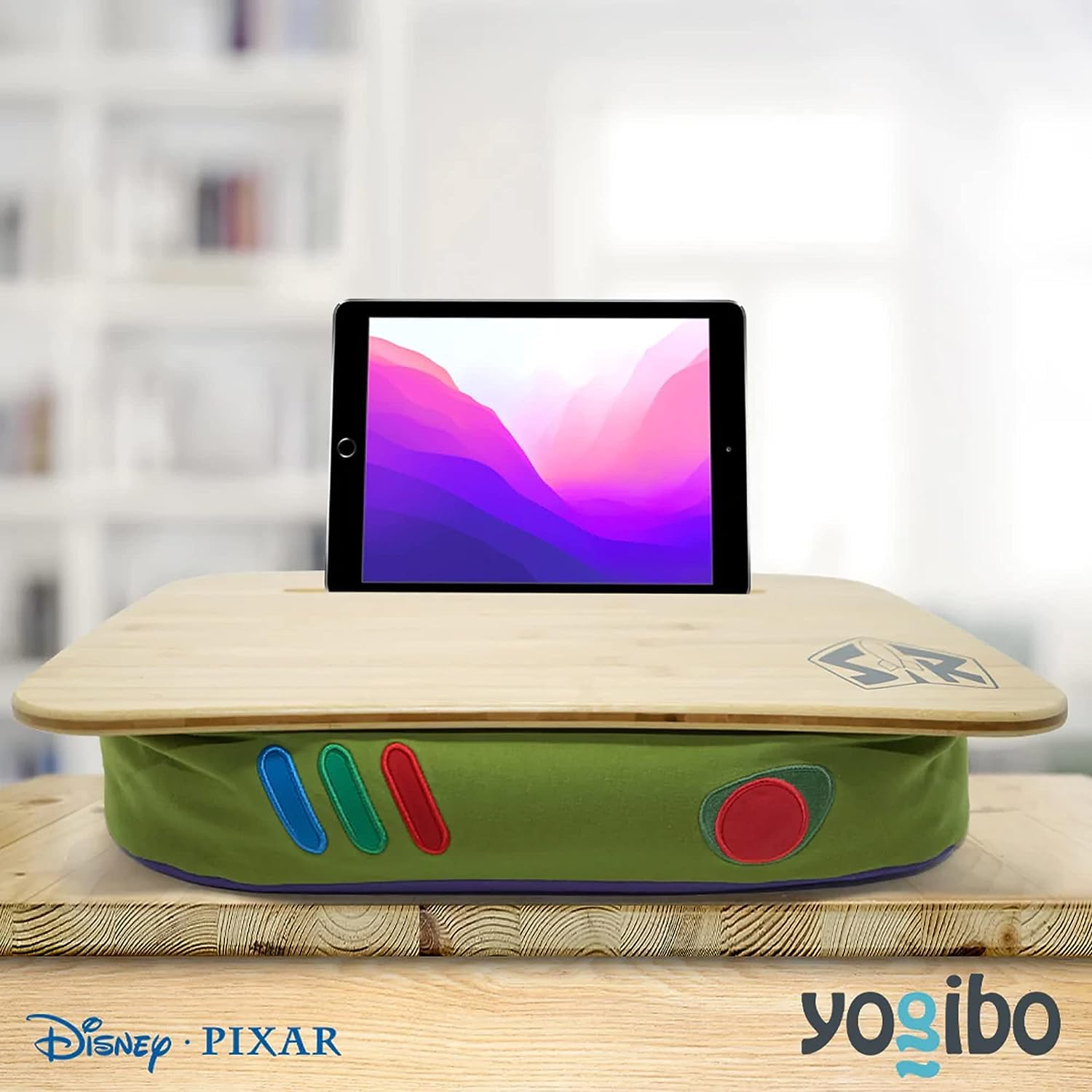 Amazon.com: Yogibo 玩具總動員膝上桌附枕頭底部Buzz Lightyear Traybo 筆記型電腦 托盤適用於兒童膝上墊竹製頂部內建插槽適用於平板電腦或手機: