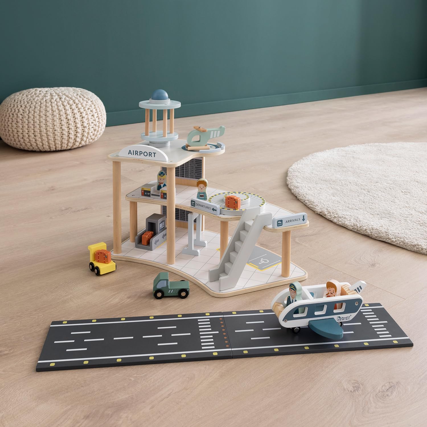 howa Spielzeug Flughafen Holz mit Flugzeug & Hubschrauber – Flugzeugspielset mit Landebahn, Tower, Fahrzeugen & 4 Spielfiguren – Holzspielzeug Set inkl. 18-teiligem Zubehör 7018