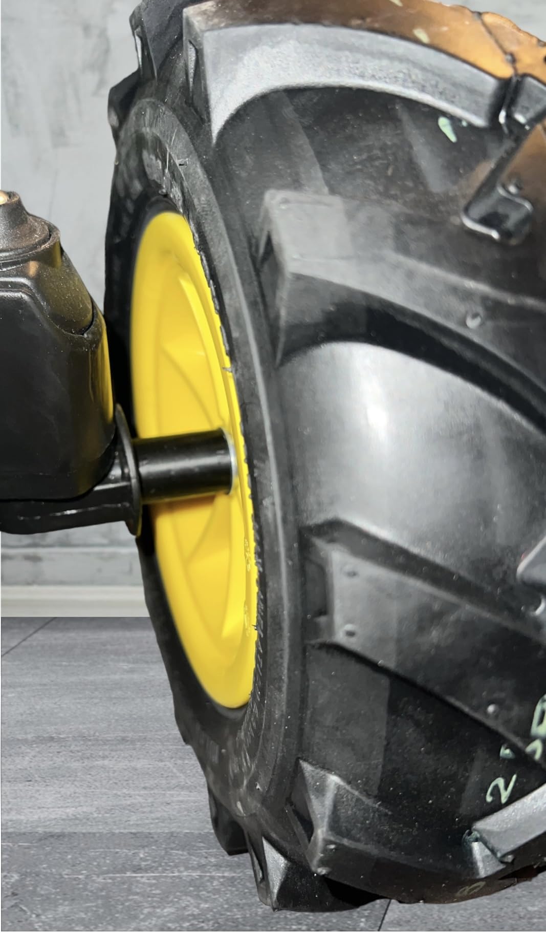 Peg Perego Adaptateur pour pneus Rolly Toys 409860 & 409853 sur John Deere Ground Force et Ground Loader – 2 adaptateurs pour l'arrière et 2 manchons d'espacement pour l'avant – À partir de 3 ans –