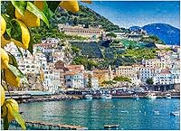 Vista 7 de MyPuzzle - Vista panorámica de la hermosa Amalfi en colinas que conducen a la costa, Campania, Italia, rompecabezas prémium de 500 piezas