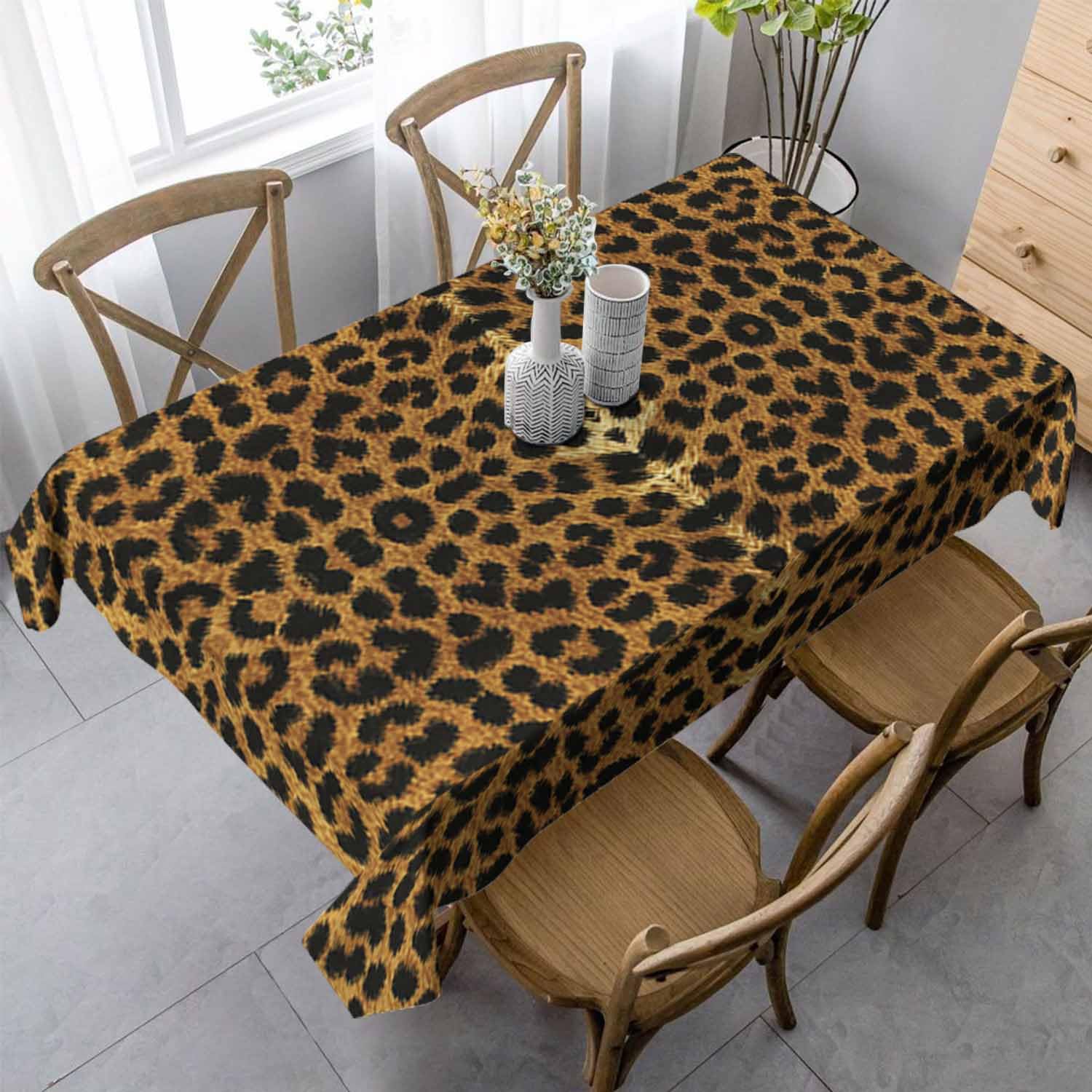 Nappe imprimé léopard 137x183cm : oubliez les taches tenaces lors des banquets