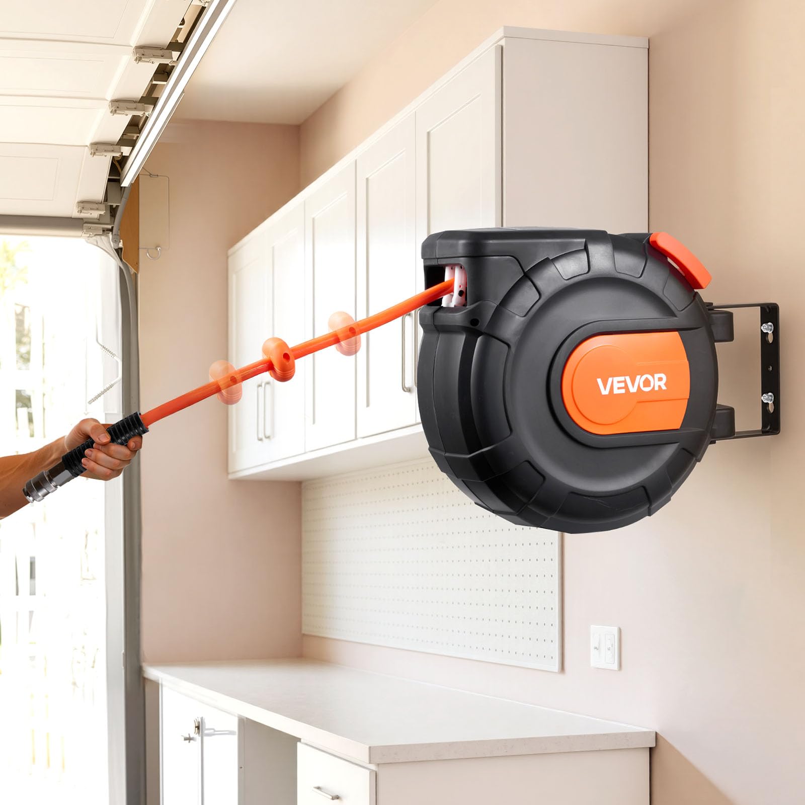 VEVOR Carrete de Manguera de Aire Retráctil 15 m x 9,5 mm, Manguera para Compresor de Aire Presión Máxima de 300 PSI, con Entrada de 1 m, Montaje en Techo o Pared Giratorio de 180°, para Garaje