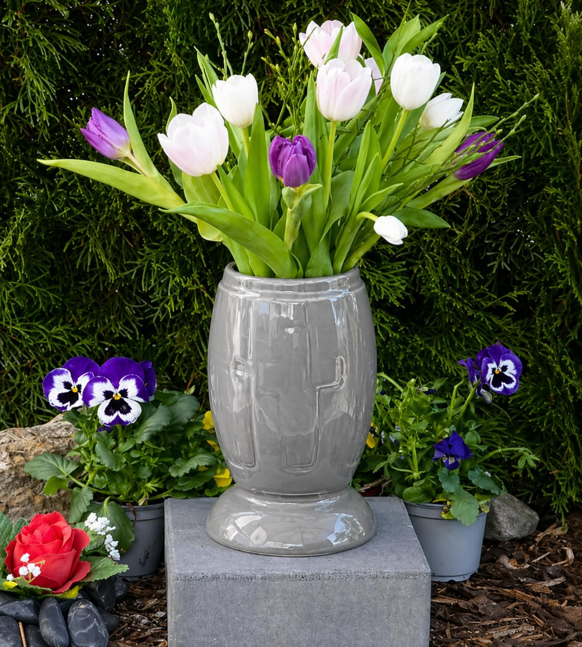 Grabvase mit Sockel Vase Blumenvase Blumen Lilien Rosen Friedhof Grabschmuck Grablaterne Grabgesteck Grabkerze Grablicht Grableuchte Lampe Laterne Licht Kerze Trauer Friedhof Garten