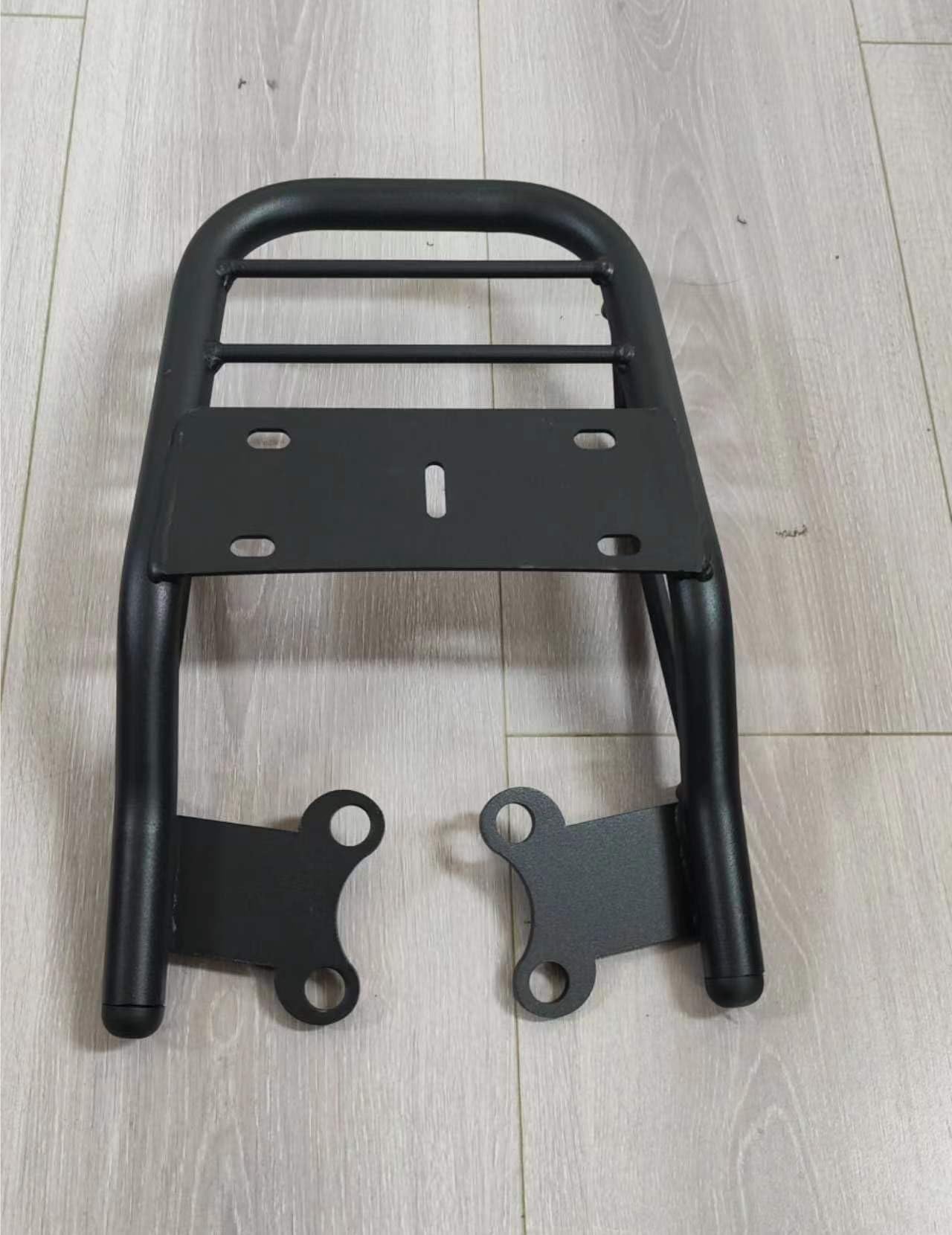 Porte-Bagages Arrière Pour Moto Brixton Crossfire 125 XS - Style B Avec Accoudoirs - Support De Chargement Métal Noir