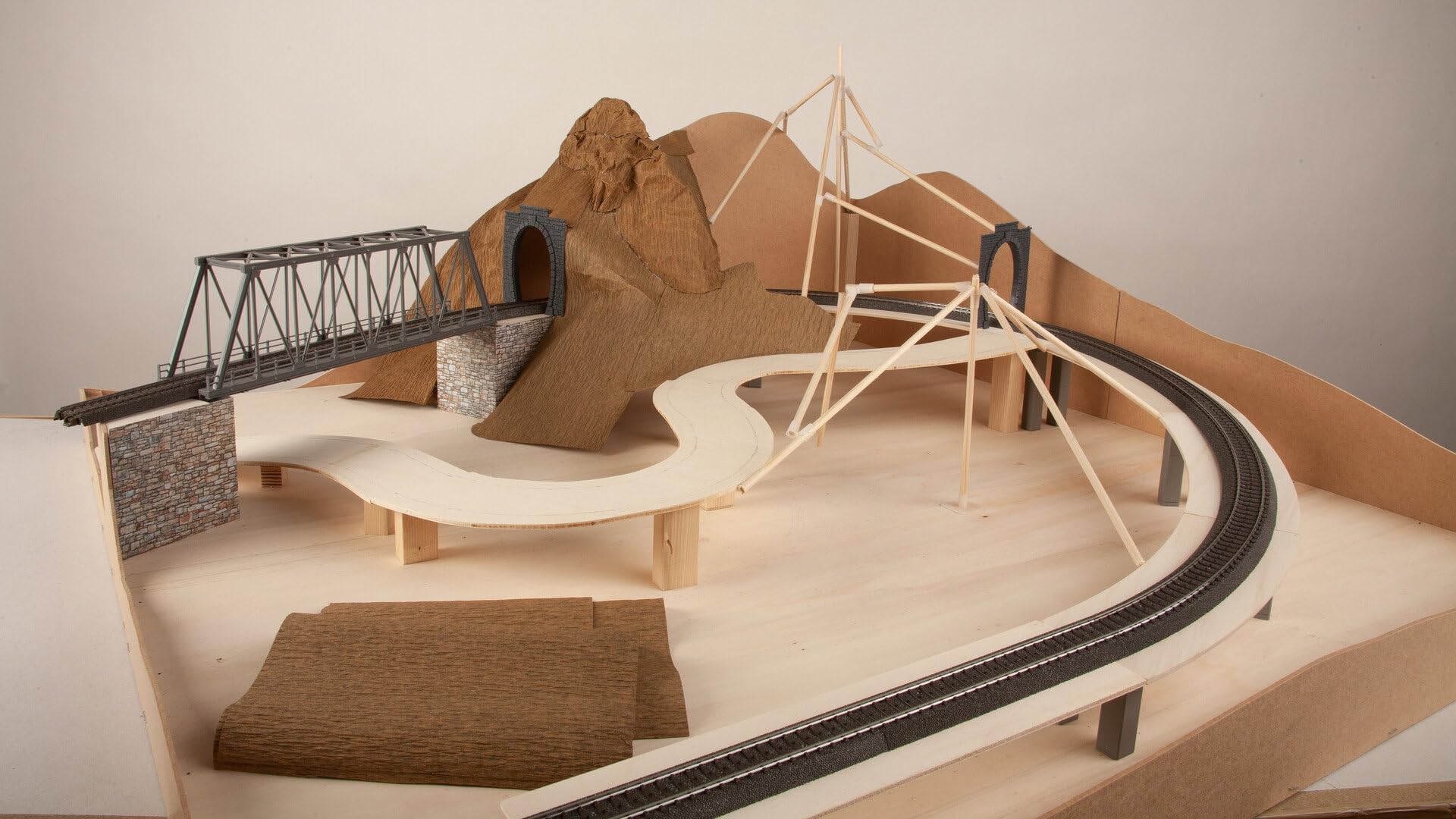 NOCH Start-Set „Modellbahn-Anlagenbau“, umfassendes Modellbahn Zubehör für den idealen Einstieg, geeignet für die Spurweite H0 | 60804