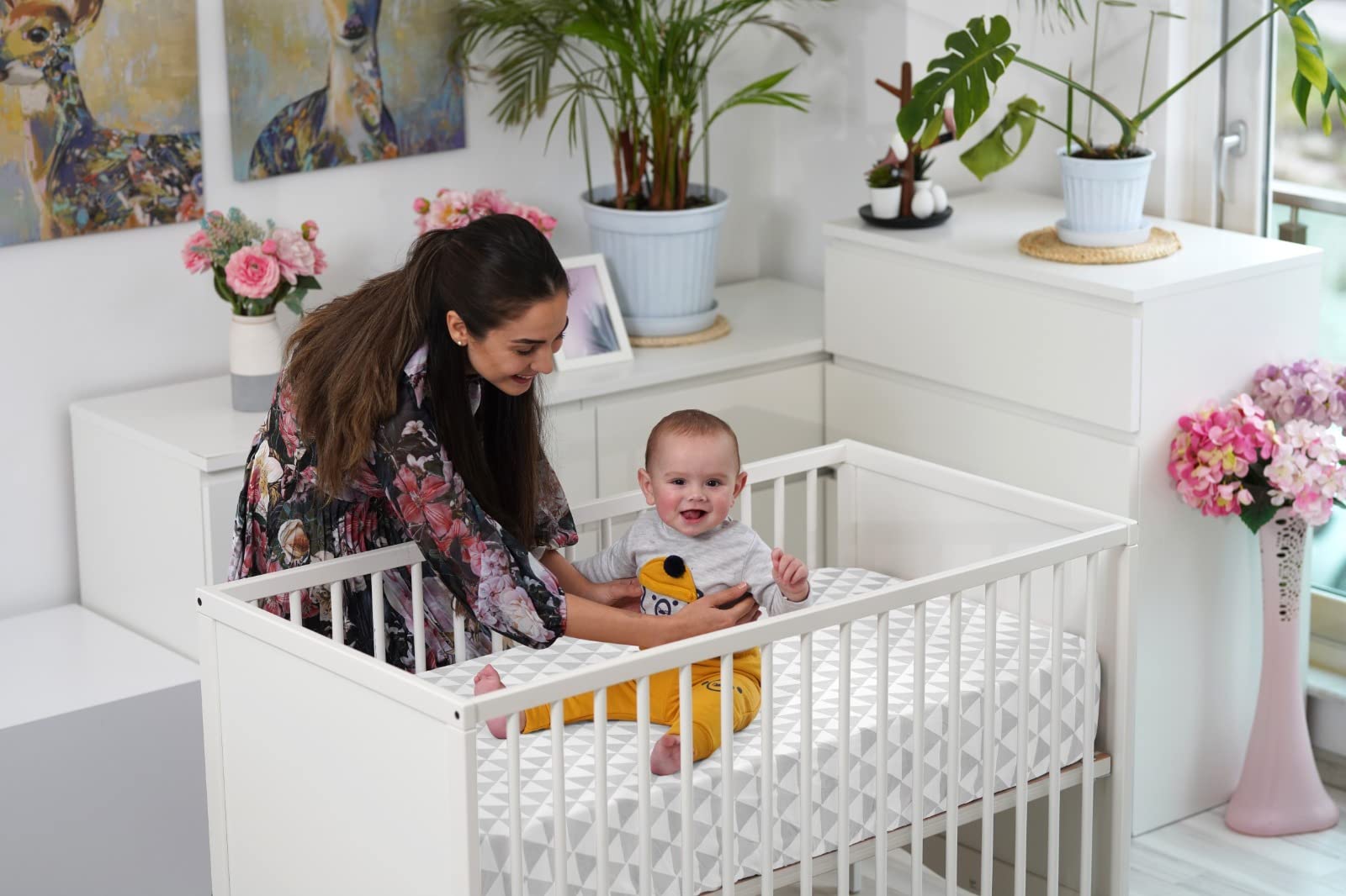 BaeBae Goods Sábanas de cuna para bebés niños y niñas, paquete de 4, juego de sábanas bajeras de punto de jersey suave y transpirable, lindo género neutro para guardería, ajuste universal (triángulos