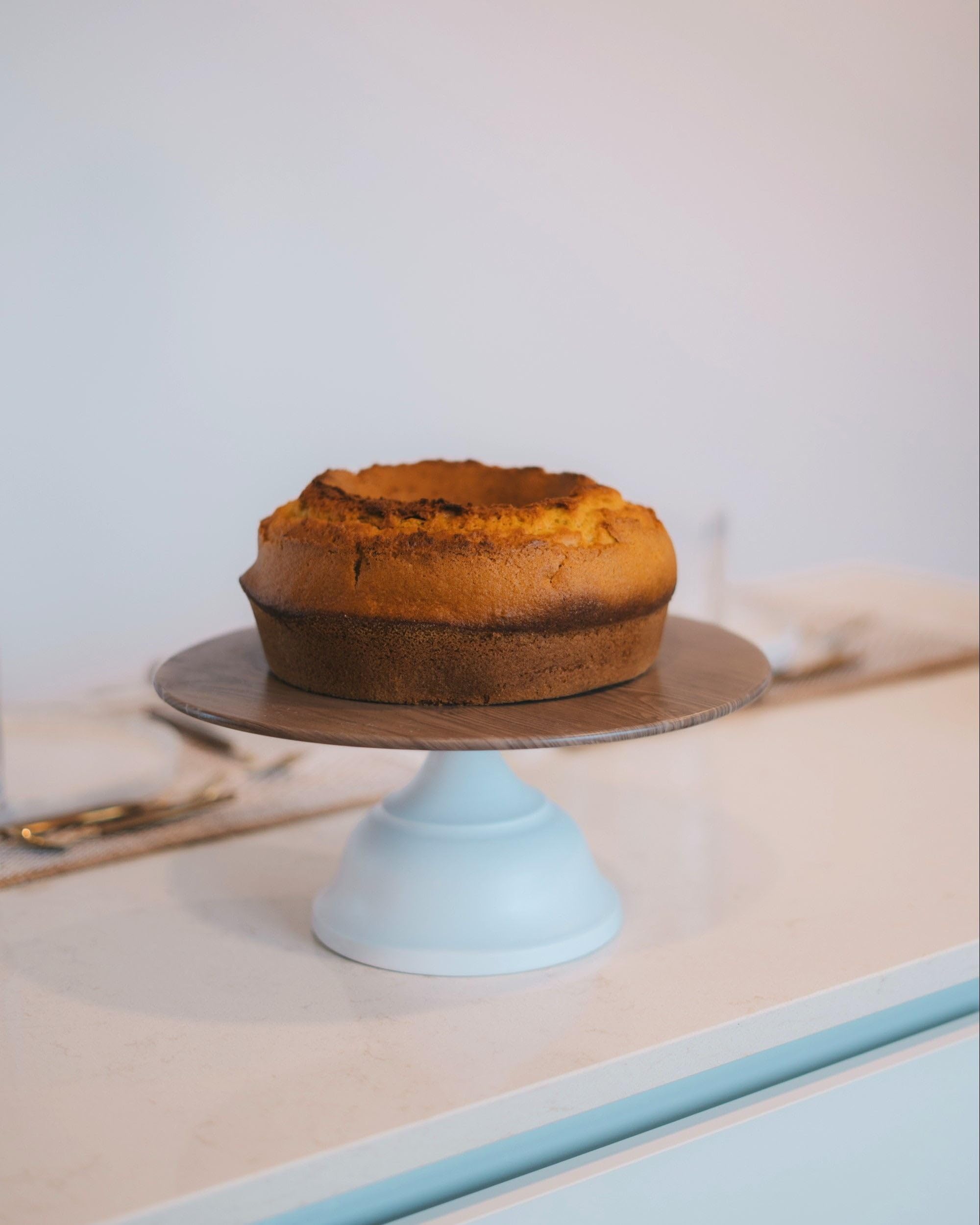 Soporte para tartas decorativo elegante bandeja de pastelería expositor soporte para servir tallado blanco y madera clara Brioche