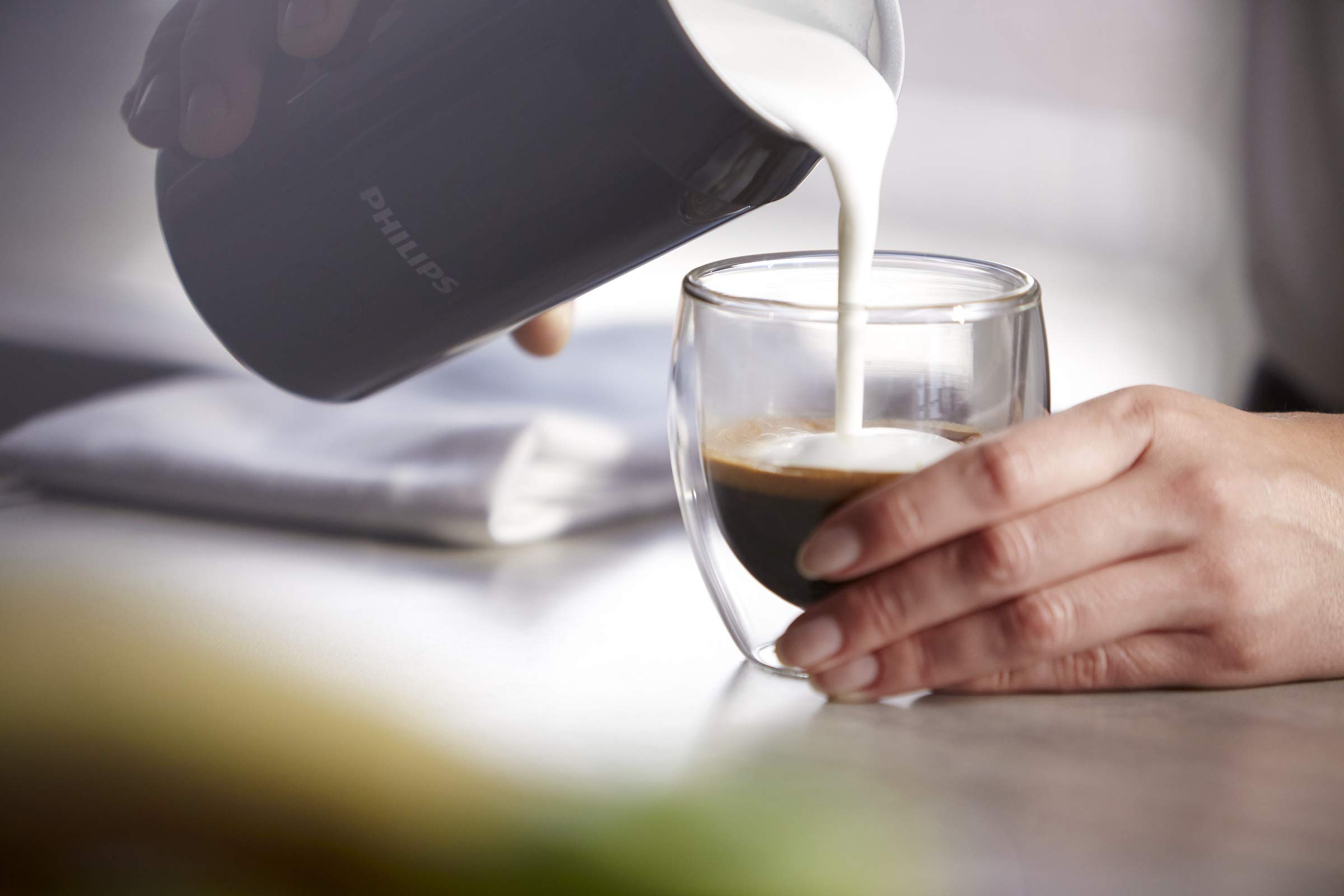 Philips Milk Twister spieniacz do mleka z ciepłą i zimną pianką, czarny