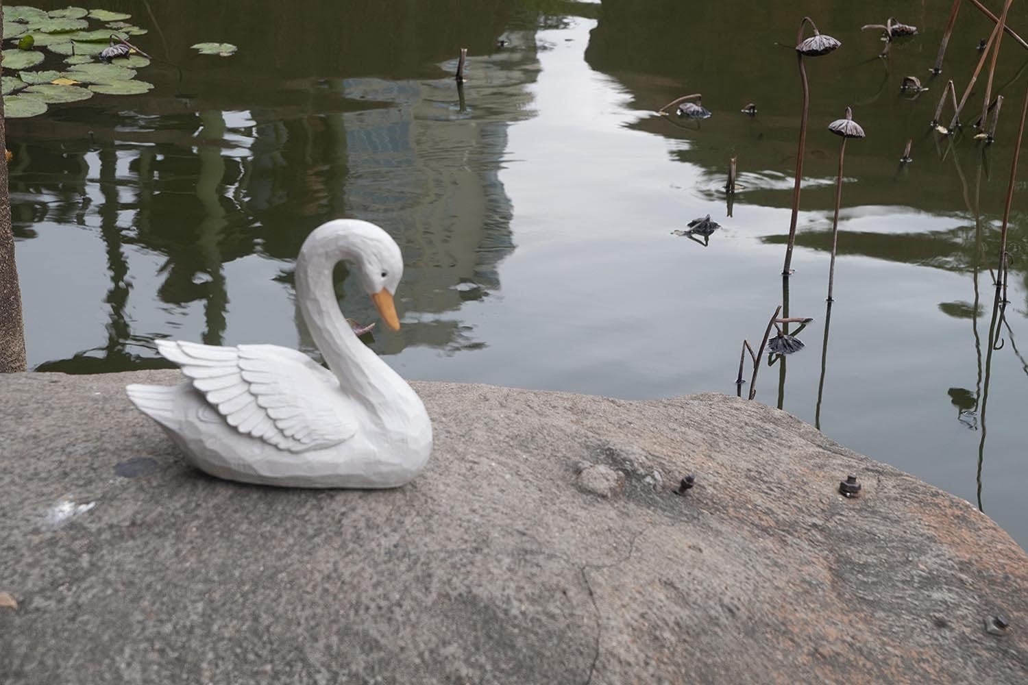 Resin Swan Statue for Home and Garden – 8.66” Elegant White Swan Figurine, Outdoor Lawn Ornament, Animal Sculpture for Patio, Porch, Shelf or Tabletop Decor, Classic Bird Decoration