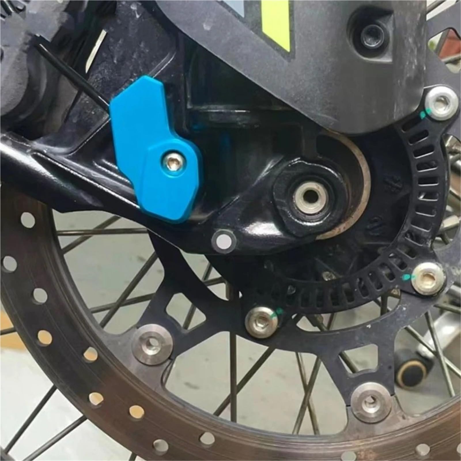 adapter podpórki Pasuje do CFMOTO CF MOTO 450MT Ibex 450 2024-2026 MT Motocykl Przednia osłona czujnika ABS Ochraniacz zacisku hamulcowego(Light Blue)