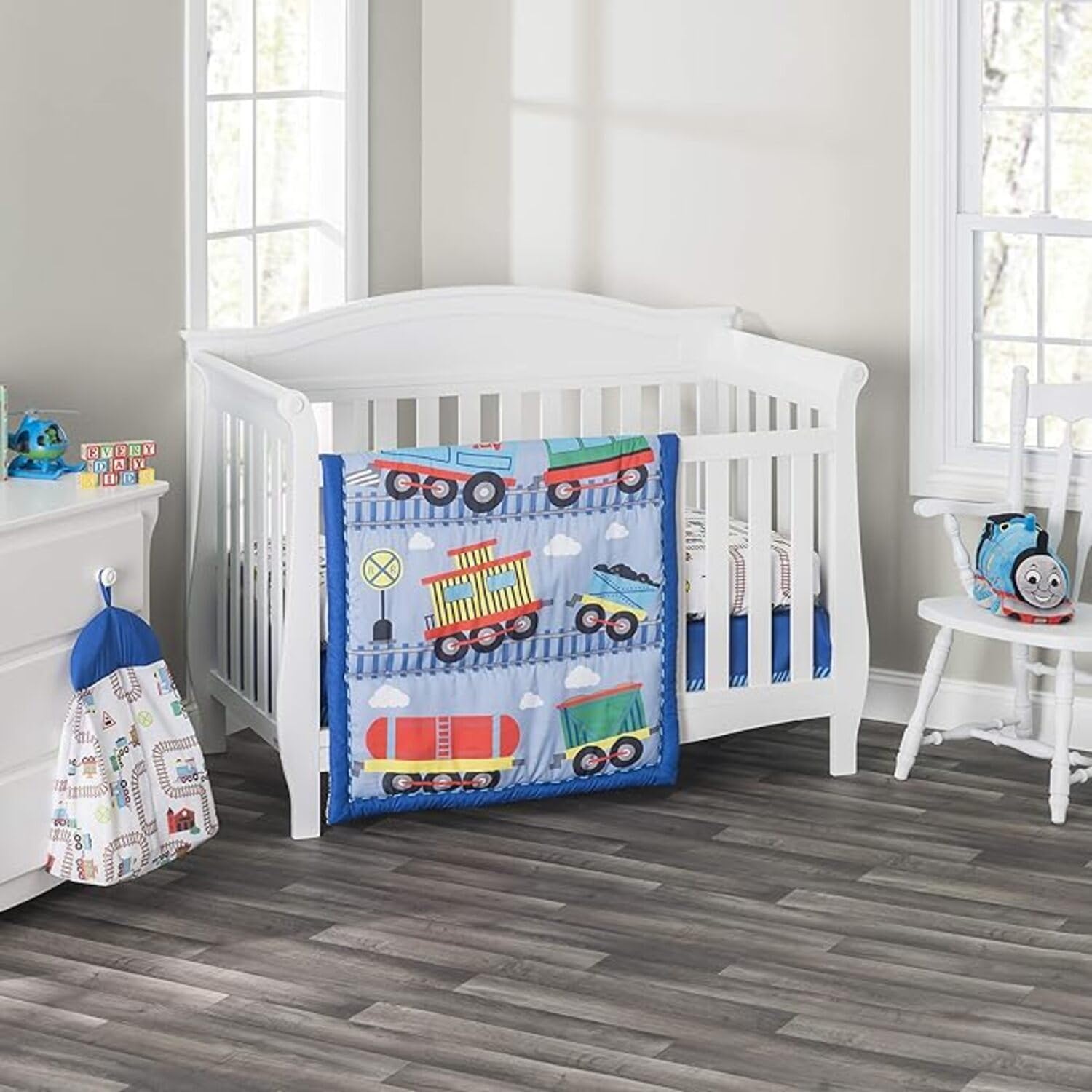 Everyday Kids Juego de cama de 3 piezas para cuna – Incluye edredón, sábana bajera y volantes de polvo – Juego de ropa de cama para cuna de bebé, Choo Choo Tren