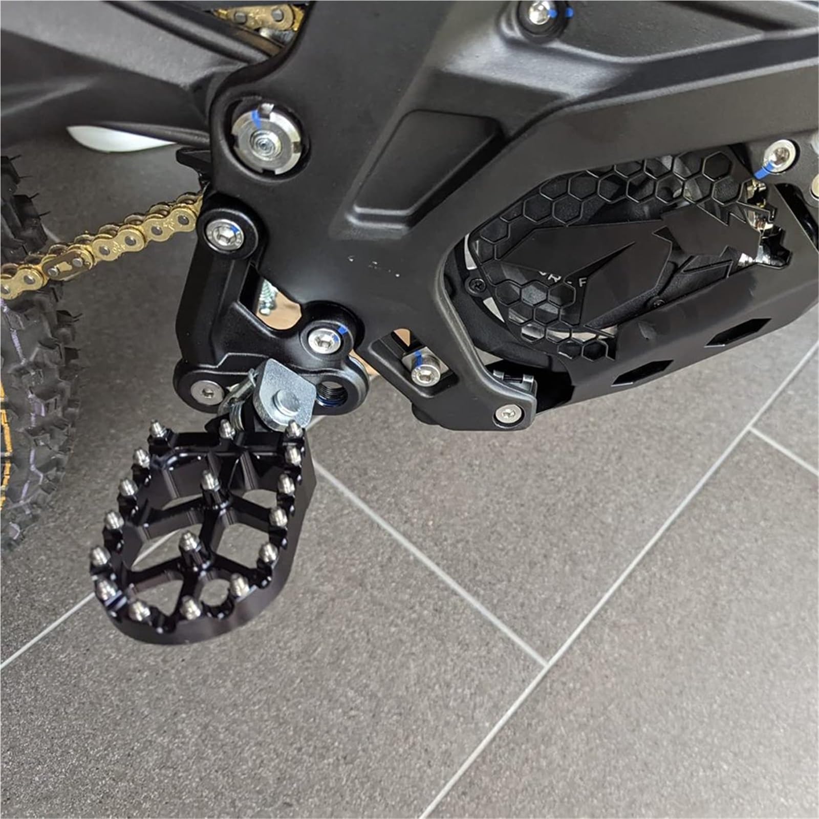 Pedane Poggiapiedi Anteriori Per Talaria Sting R – Alluminio CNC 7075, Denti In Acciaio Temprato, Sostituzione Diretta, Nero/rosso/argento
