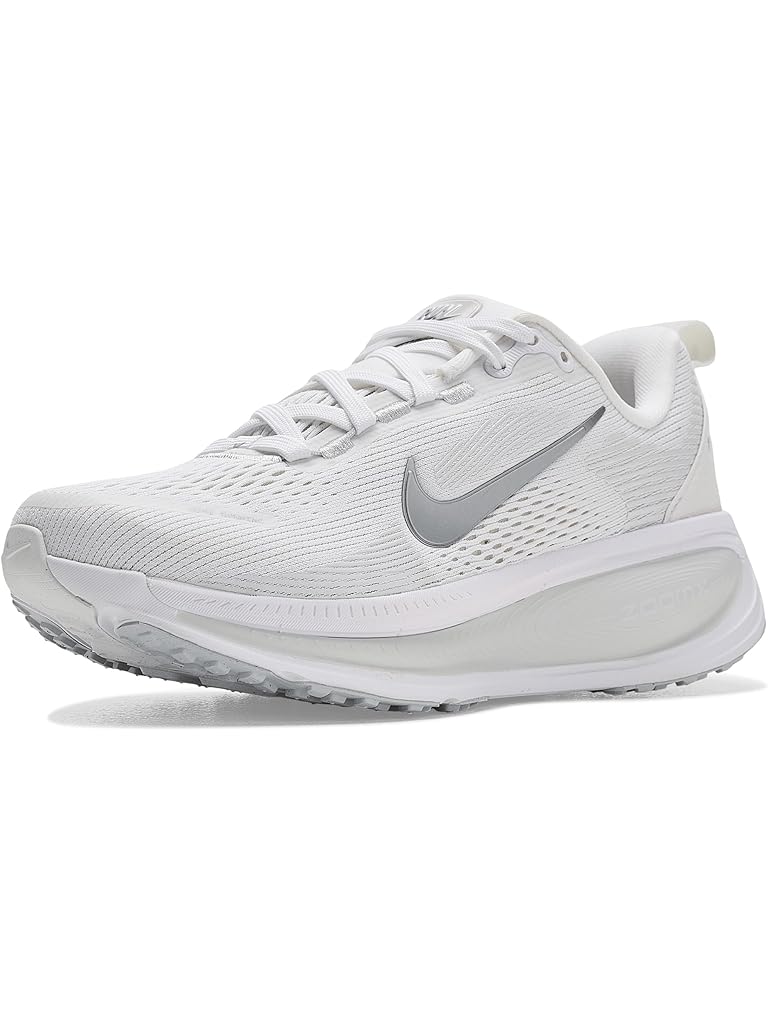 White Nike Vomero 18