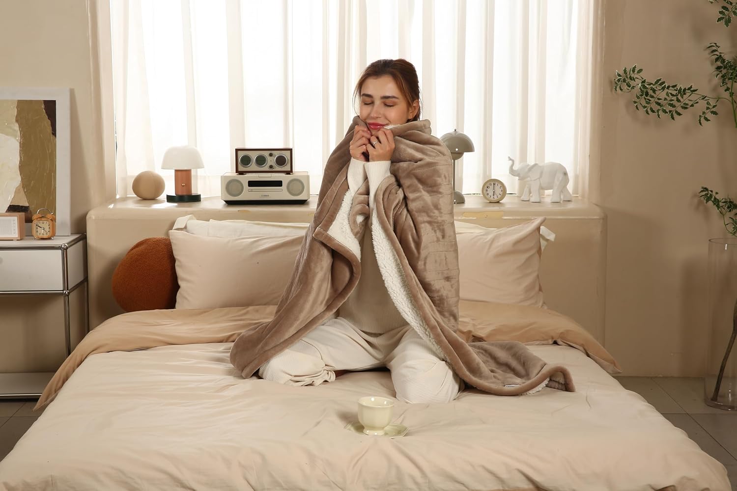 ESTINGO Heated Blanket Twin Size, 62"x84" Electric Blanket Twin with 5 Heating Levels & 10 Hours Auto Off, Heating Blanket with Reversible Flannel Sherpa for Ideal Gift Giving, Light Camel