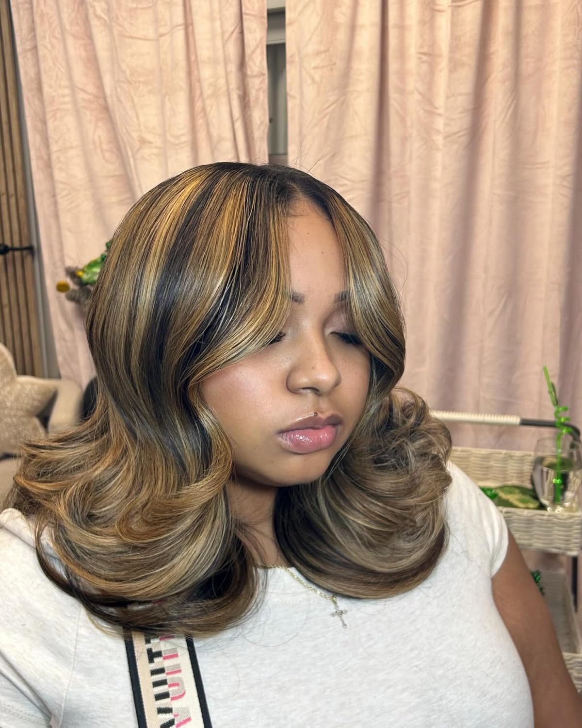 Short Bob Wavy Honey Blonde Highlight 13X4 HD Transparent Lace Front Wig Middle Part Glueless Brazilian Hair Short Body Wave Wigs Pre Plucked with Bleached Knots 150% Density For Woman 8Inch