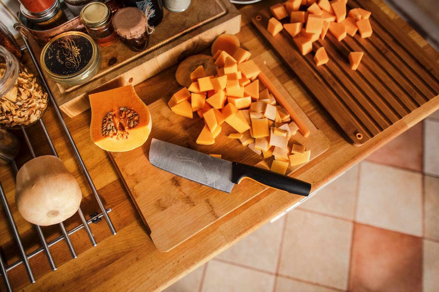 Fourchette à Viande Fiskars - Acier Inoxydable Japonais - 23,5 Cm - Poignée Antidérapante - Pour Rôtis Et Grillades