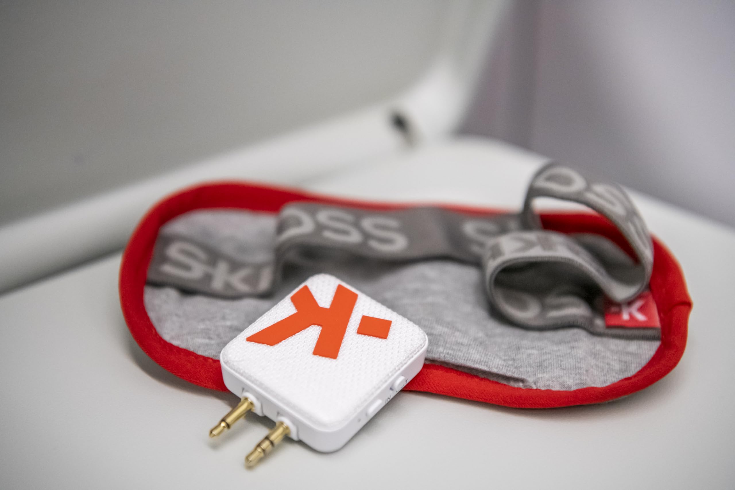 SKROSS - Adaptateur Audio sans Fil - Connecte des écouteurs aux Divertissements en Vol, à la Télévision, aux Ordinateurs, aux Voitures, aux Machines de Gym - Autonomie de 20 Heures - Portée de 10 MT.