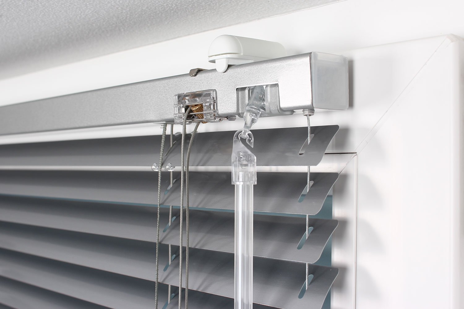 Jalousie auf Maß - Maßanfertigung - Breite bis 100 cm x Höhe bis 240 cm - Farbe: Silber - Montage: Klemmflex® Klemmträger - mit Seitenführung - Bedienung: Wendestab und Zugschnur