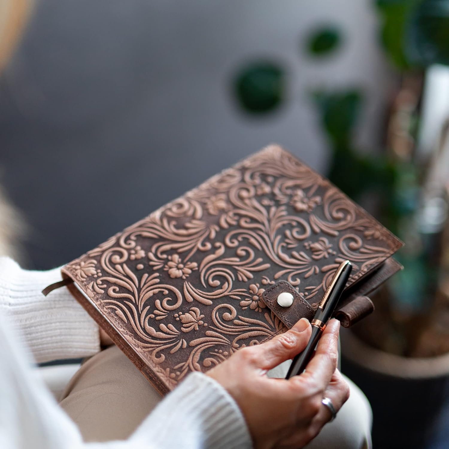 moonster Leather Journals for Women for Writing - Flower Journal, Refillable Leather Bound Journal - Vintage Leather Notebook Journal, 320 Lined Pages A5 with Metallic Grey and Rose Gold Luxury Pen - Image 2