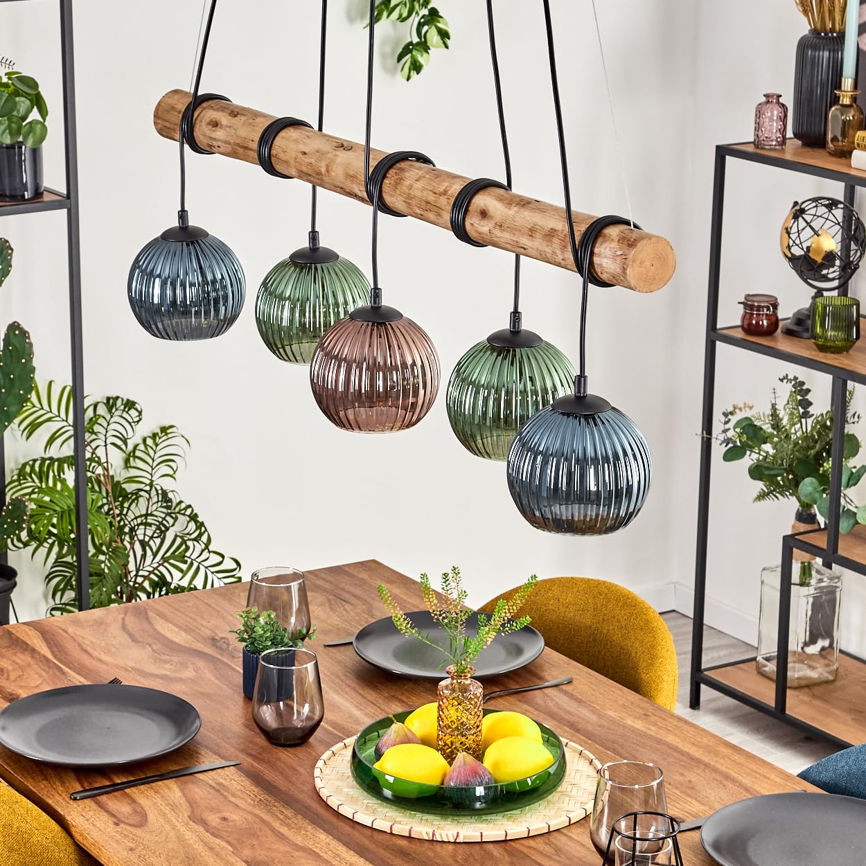 HOFSTEIN Pendelleuchte Koyoto, 5-flammige Hängelampe aus Metall/Holz/Riffelglas in Schwarz/Natur/Kupfer/Blau/Grün, Hängeleuchte m. Glasschirmen/Holzbalken, max 150cm, E27, Esszimmer, Wohnzimmer, Küche