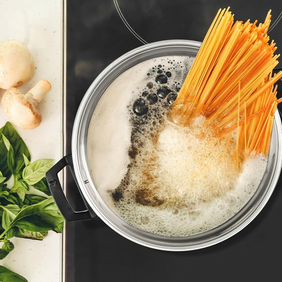 Nudeltopf aus Edelstahl mit Siebdeckel, 4,8 Quart, Verriegelung zum Kochen von Nudeln, Gemüse und Saucen