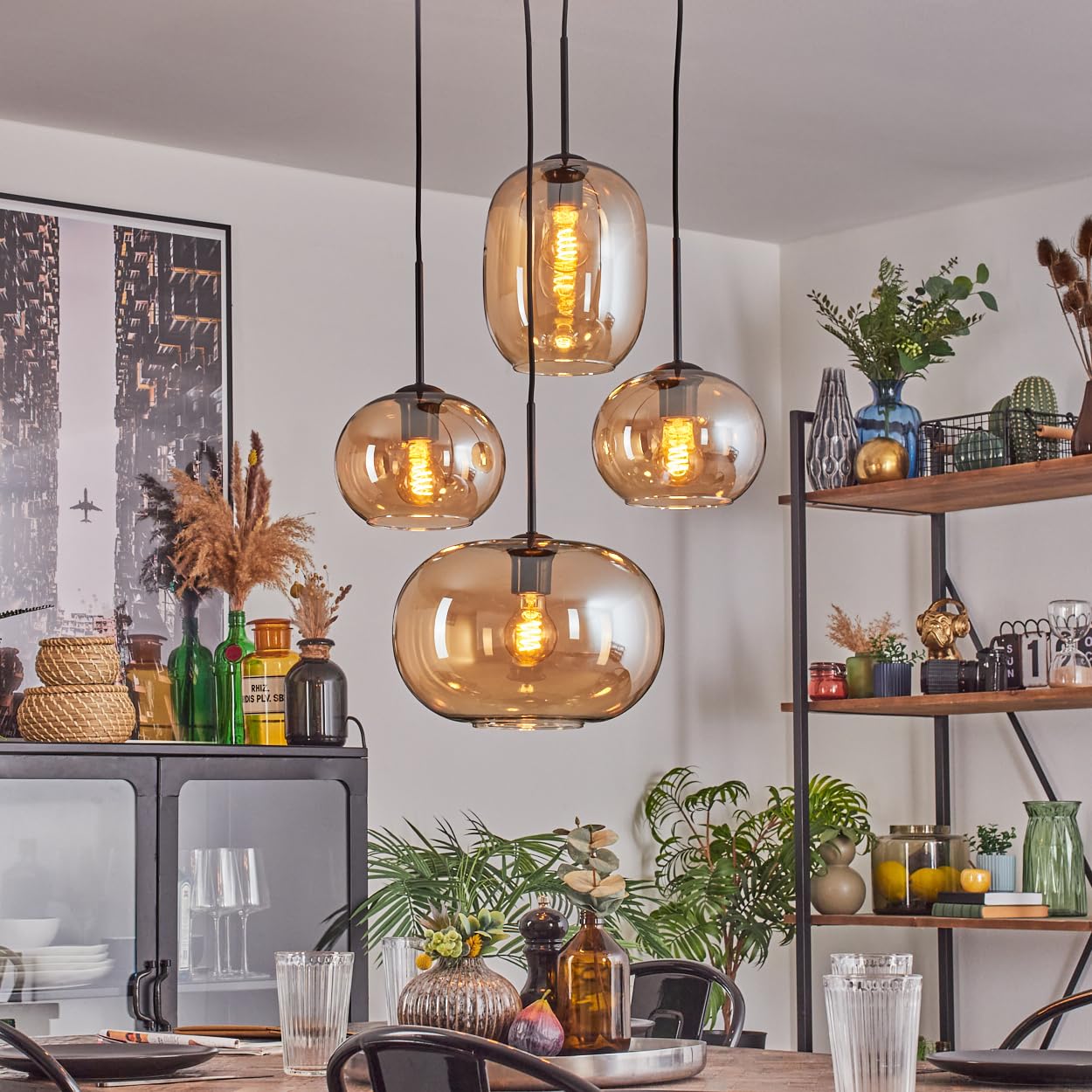 HOFSTEIN Hängeleuchte Apedo, 4-flammige Hängelampe aus Metall/Glas in Schwarz/Bernstein, Retro/Vintage-Design (Ø 20, 30cm), E27, Pendelleuchte verstellbar bis max. 147cm, Esszimmer, Wohnzimmer, Küche