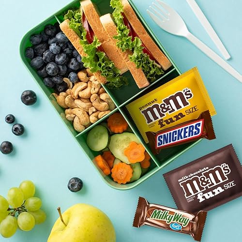 Vista 9 de M&M'S - Caramelos de chocolate con leche, maní M&M'S, SNICKERS y MILKY WAY de tamaño divertido, rellenos de cesta de Pascua envueltos