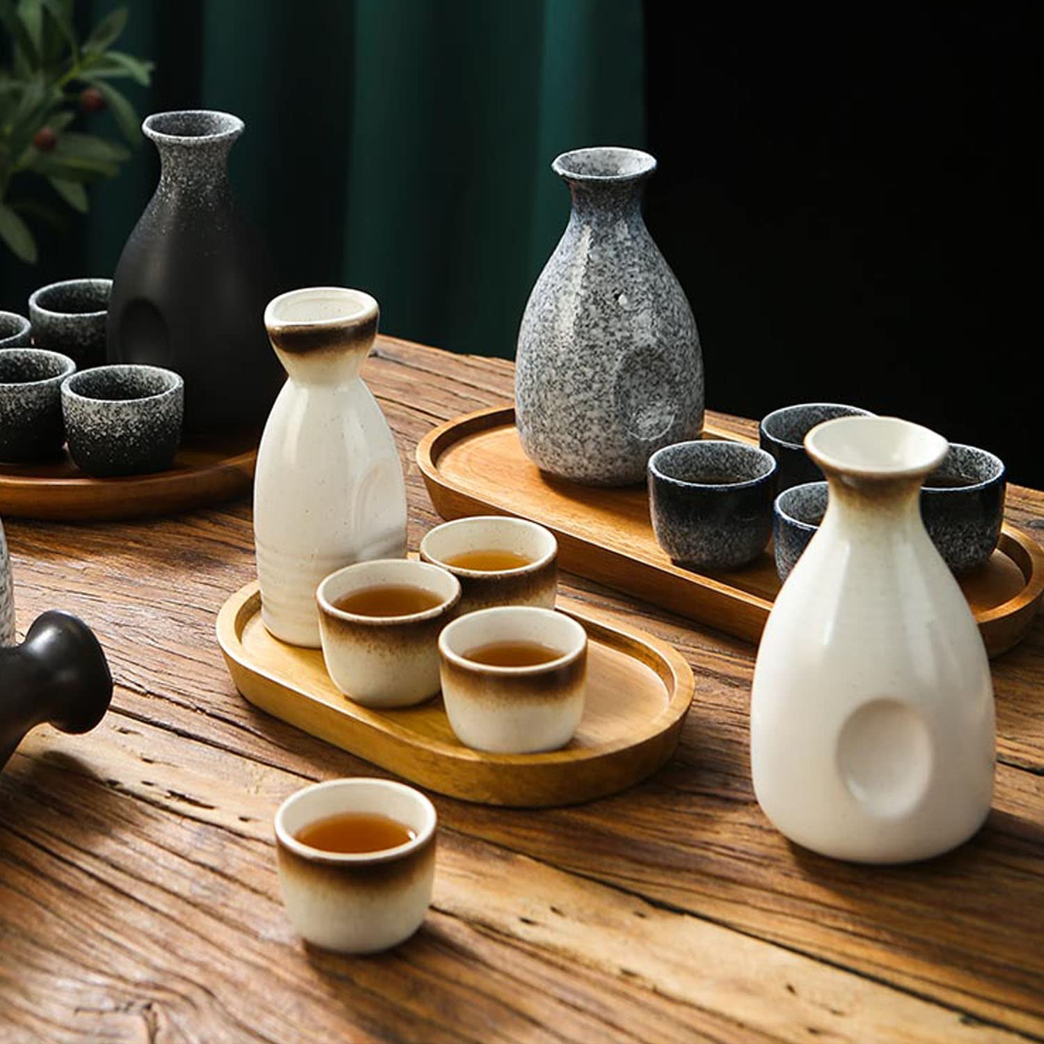 Set de Saké Japonais Bouteille de Saké en Céramique et Coupes de Saké avec Plateau en Bois pour la Maison ou Le Restaurant (1 Pot 4 Tasses)