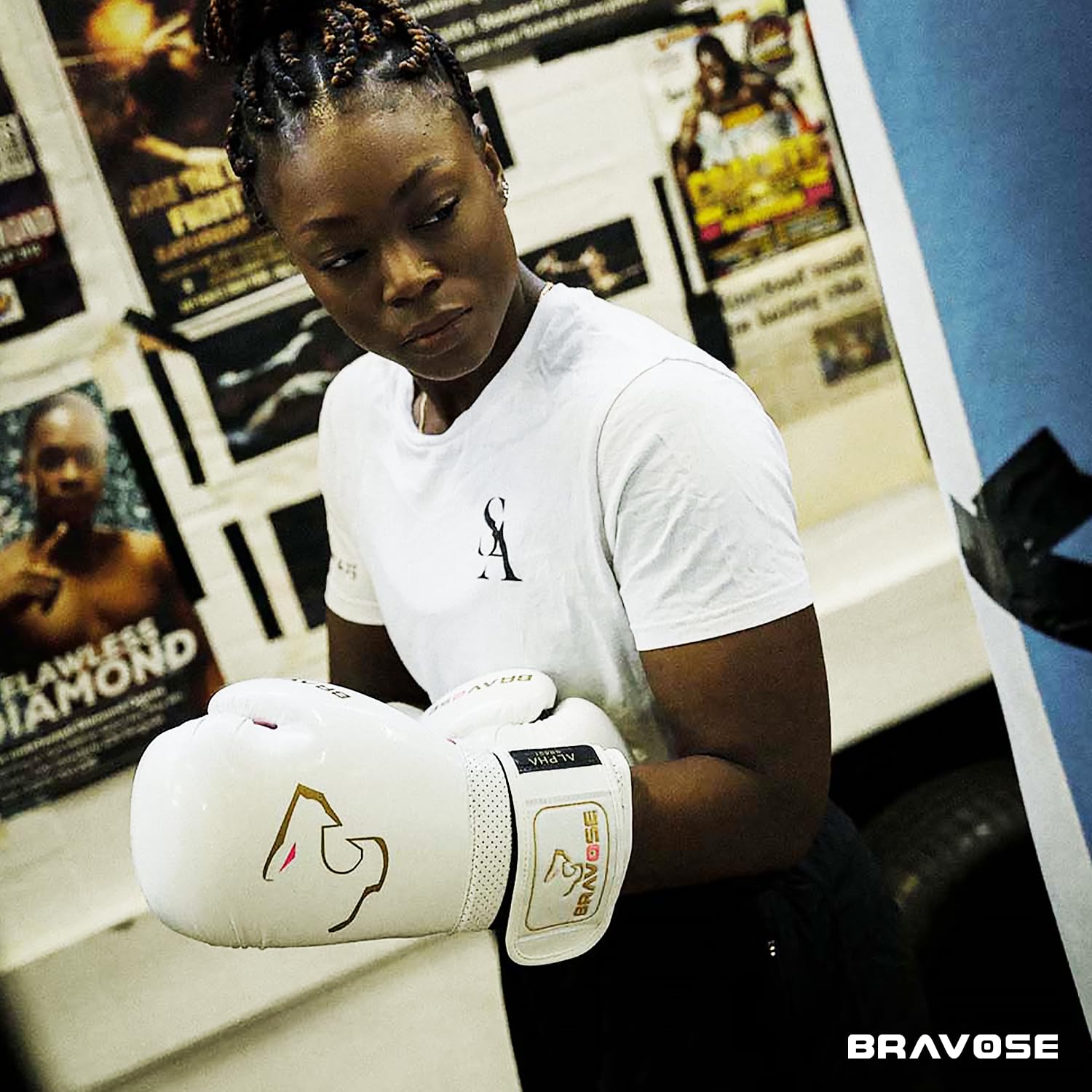 BRAVOSE ALPHA Guantoni da boxe con velcro per boxer, livello base, per allenamento e sparring, MMA, kick boxing, Muay Thai, realizzati in pelle PU di alta qualità con palmo ventilato