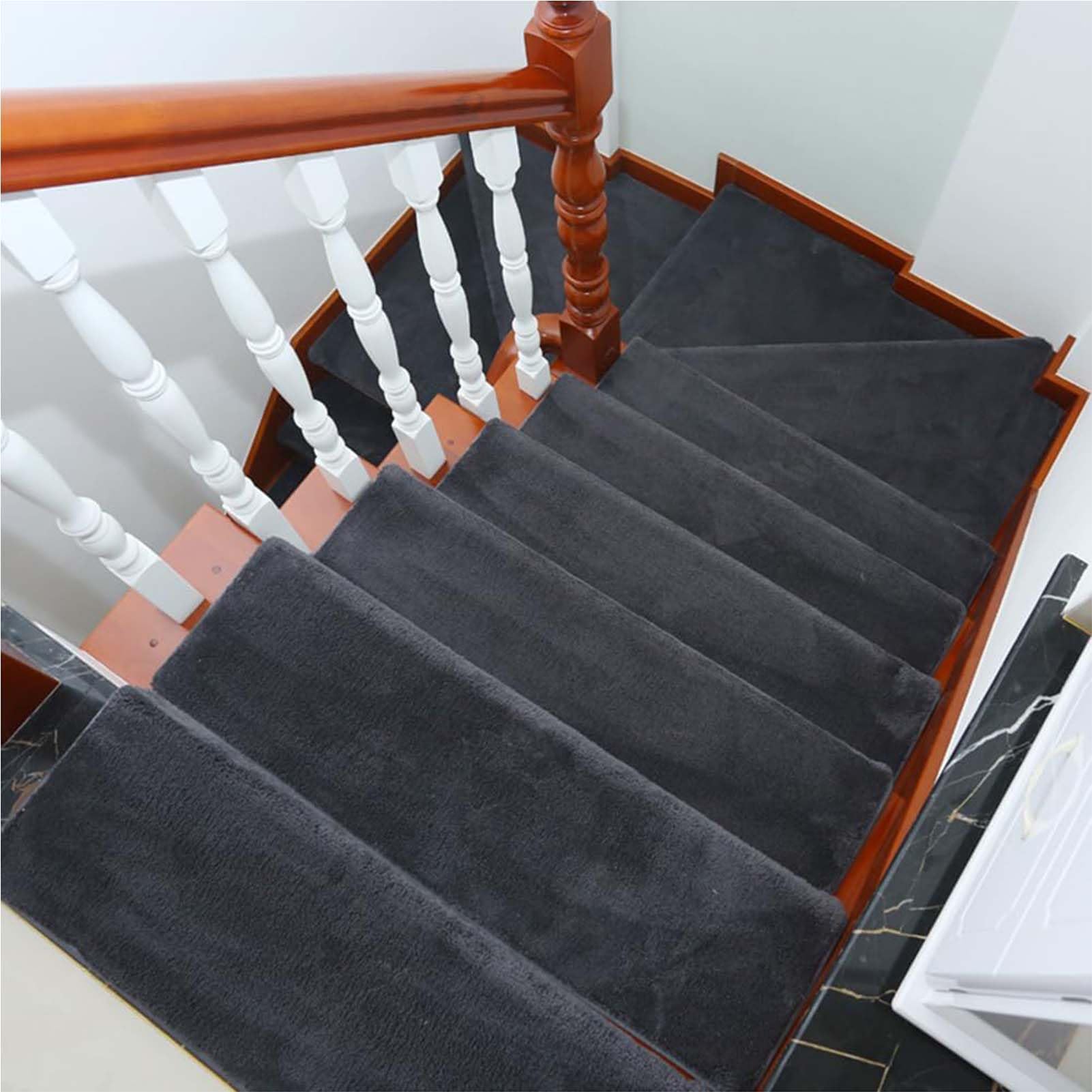 Protección de seguridad para niños y perros en escaleras de madera