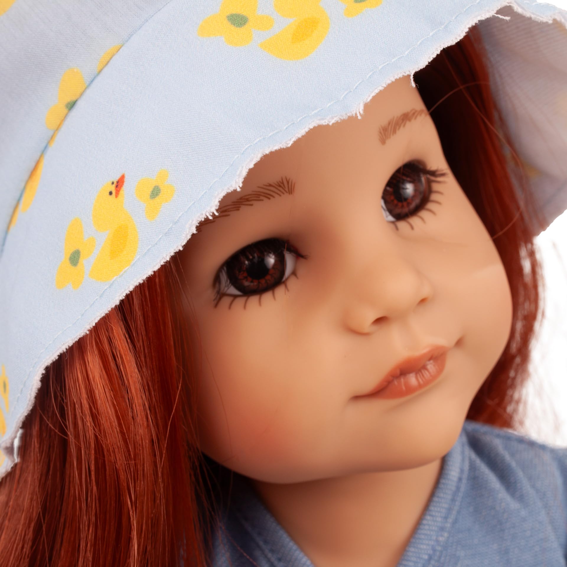 Götz 2659016 Hannah Little Duck Puppe 50 cm Stehpuppe 9-TLG | für Kinder ab 3 Jahren, rote Haare, braune Augen, blaues Wickelkleid, Sonnenbrille, Basttasche, frisierbar, Vinylhartkörper