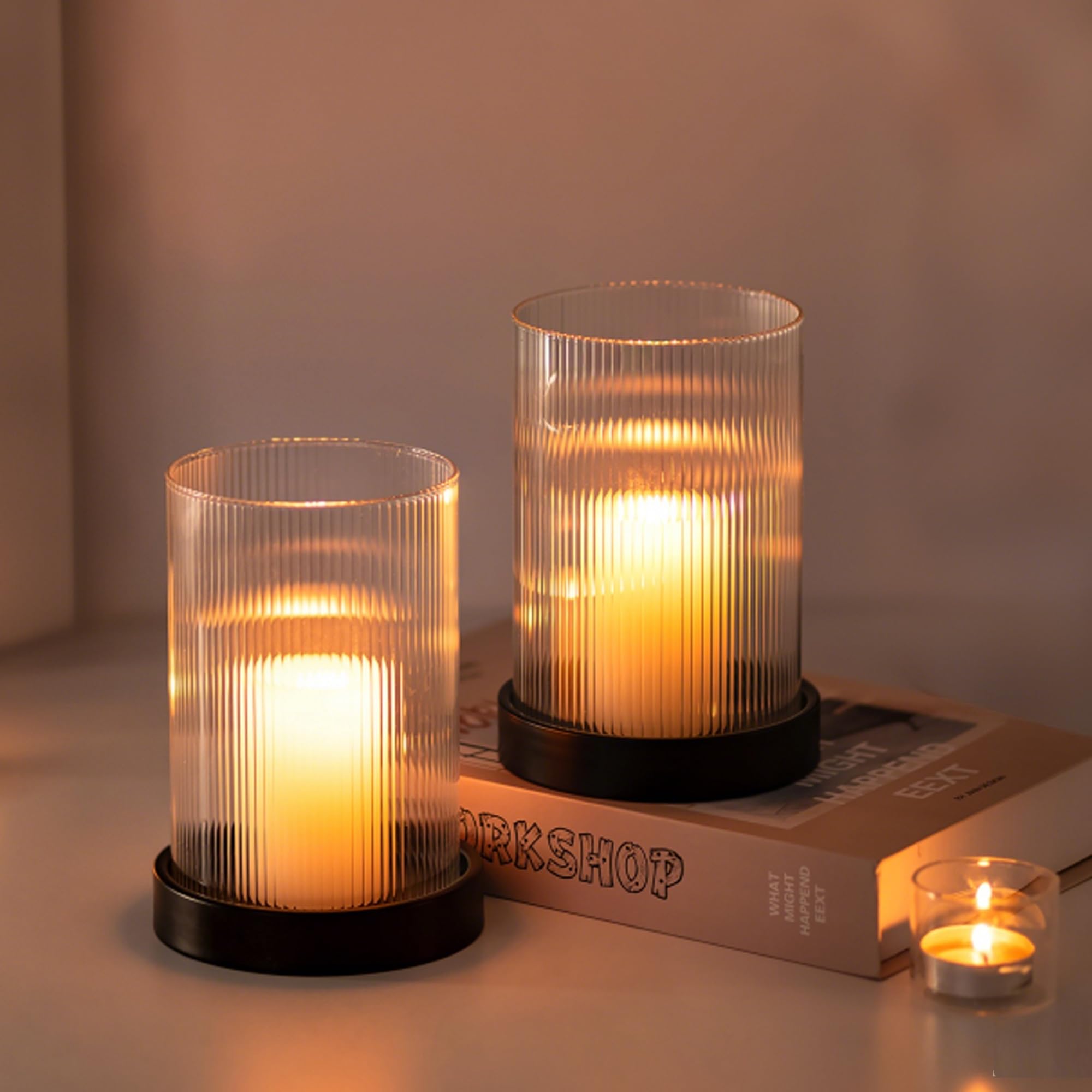 Glasseam Hurricane Kerzenhalter aus Glas: schwarze Stumpenkerzenhalter, Set mit 2 geriffelten Klarglasabdeckung mit Metall-Kerzentablett, moderne Kerzenhalter für Tischdekoration, Wohnzimmer,