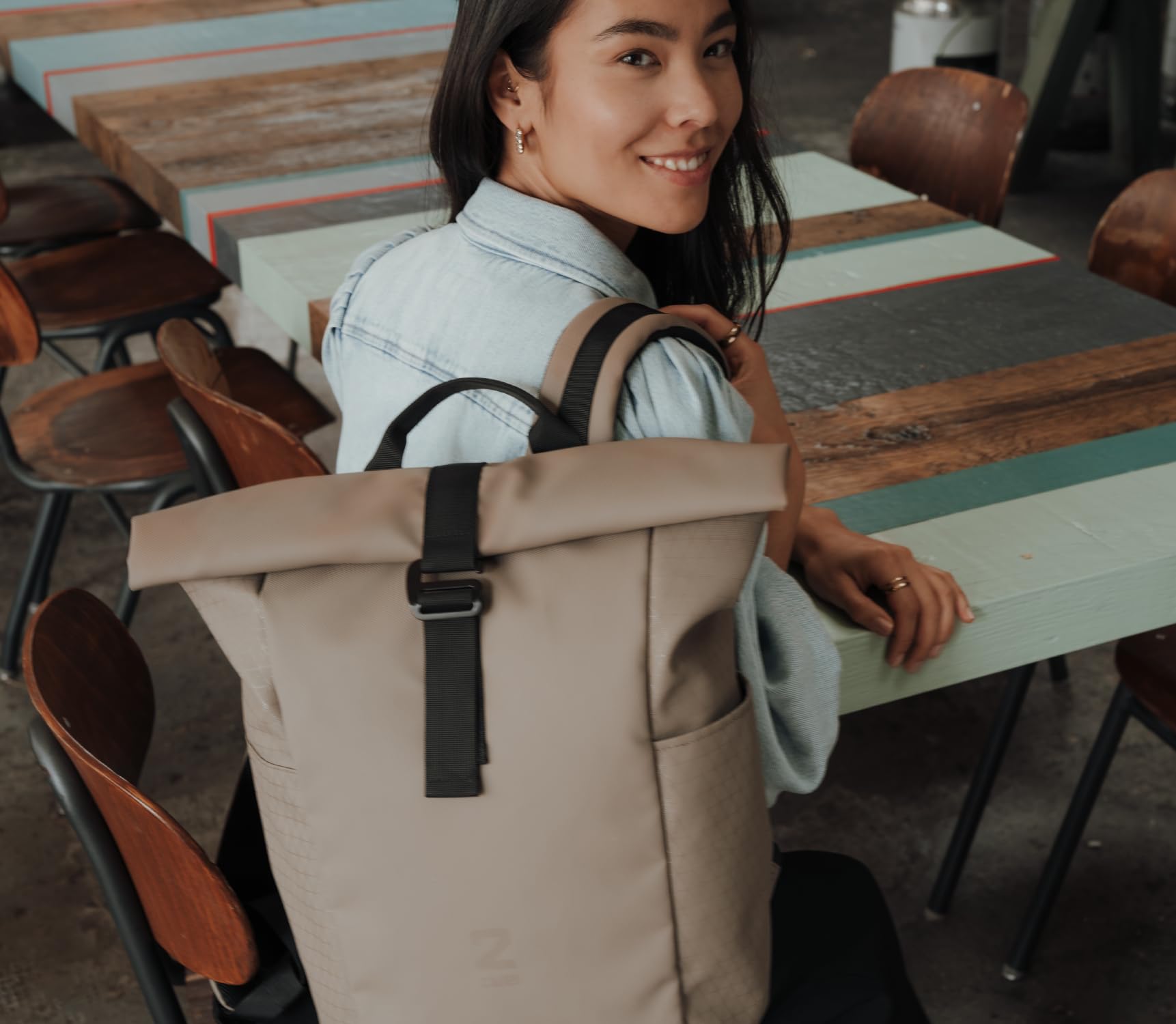 Zwei Unisex Rolltop-Rucksack JONA JOR200 Damen & Herren Freizeitrucksack mit Laptopfach & Flaschenhalter – erweiterbarer Daypack 15–19 L, gepolsterter & atmungsaktiver Rücken (mocca)