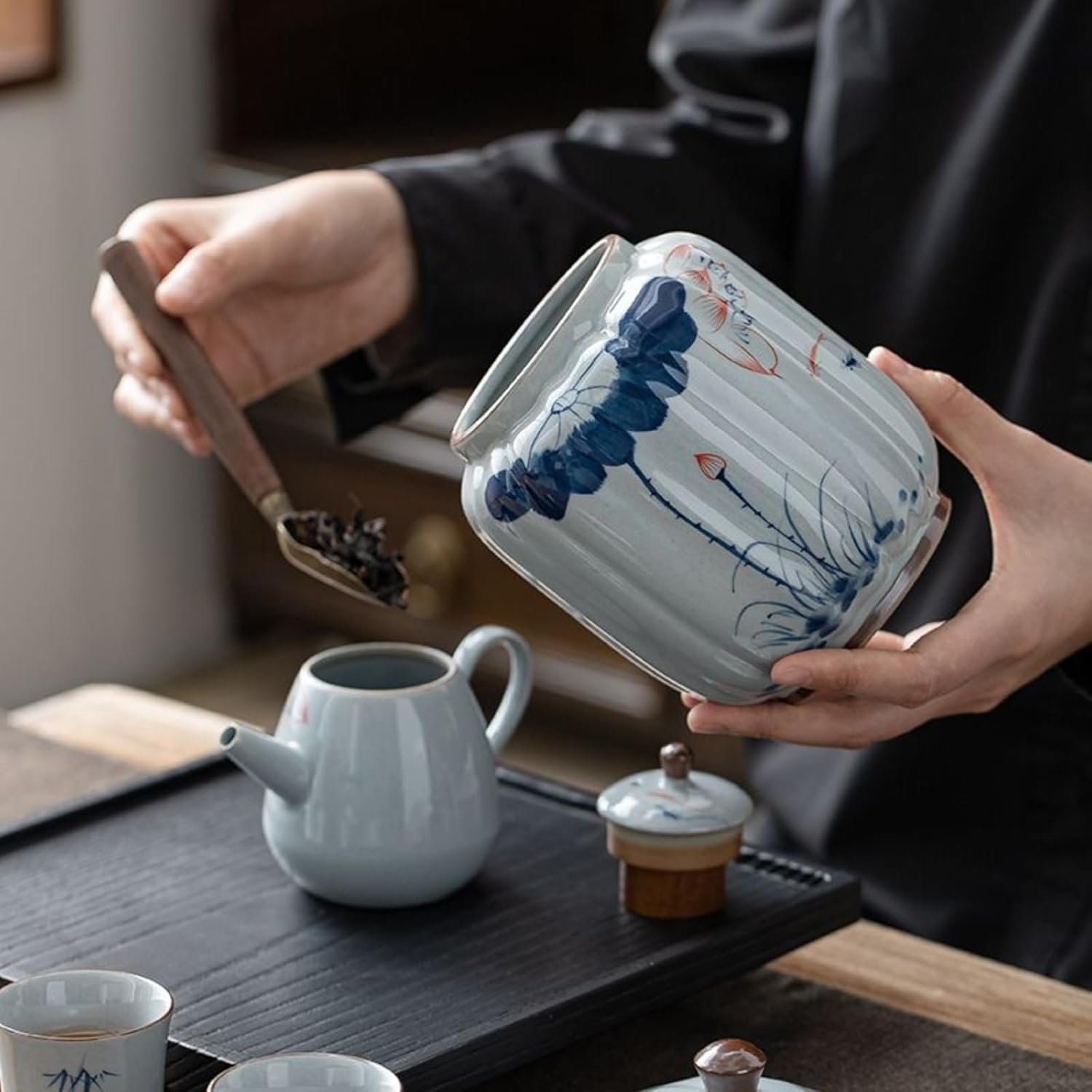 Hand-drawn Antique-style Ceramics Tea Caddy, 1100ml 44.1oz, Blue and White Porcelain Sealed Jar Tea Storage Jar