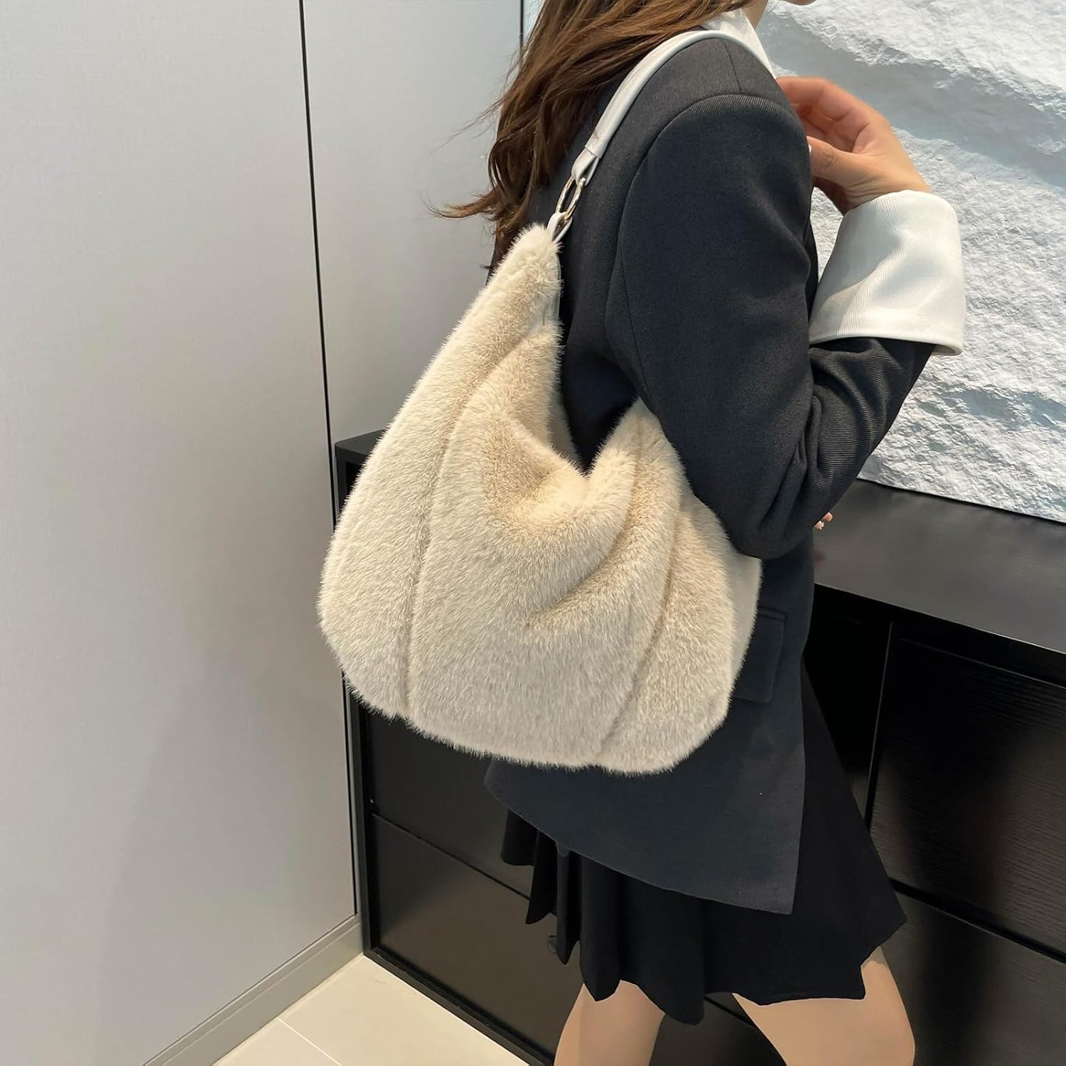 Fluffy Tote Bag, Winter Fuzzy Purses for Women Faux Fur Bag Soft Furry Shoulder Bag
