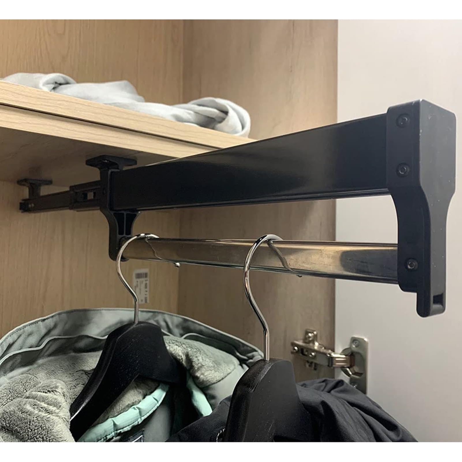 Organisateur de pantalon coulissant pour un dressing impeccable chaque matin