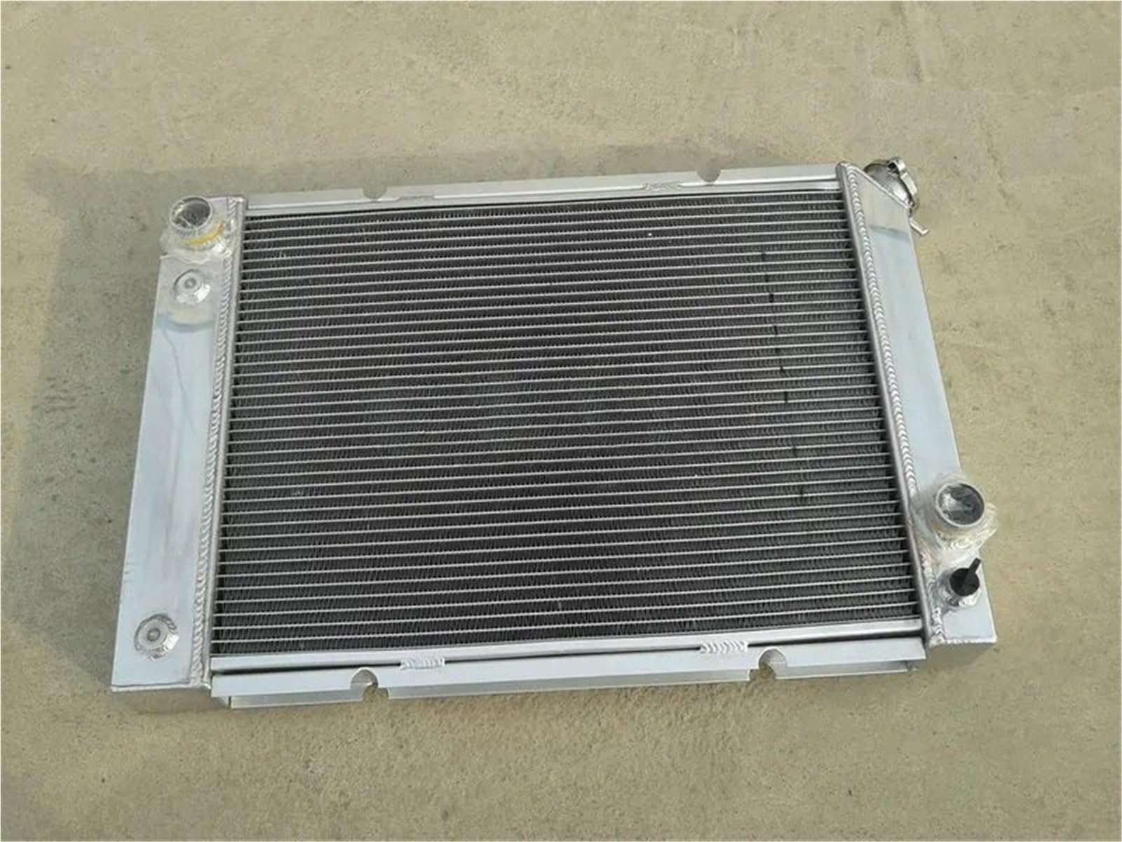 Wentylatory chłodnicy silnika samochodowego Pasuje do Pontiac Fiero 1984-1988 87 86 88 85 84 3-rzędowy aluminiowy radiator wyścigowy chłodzenia silnika