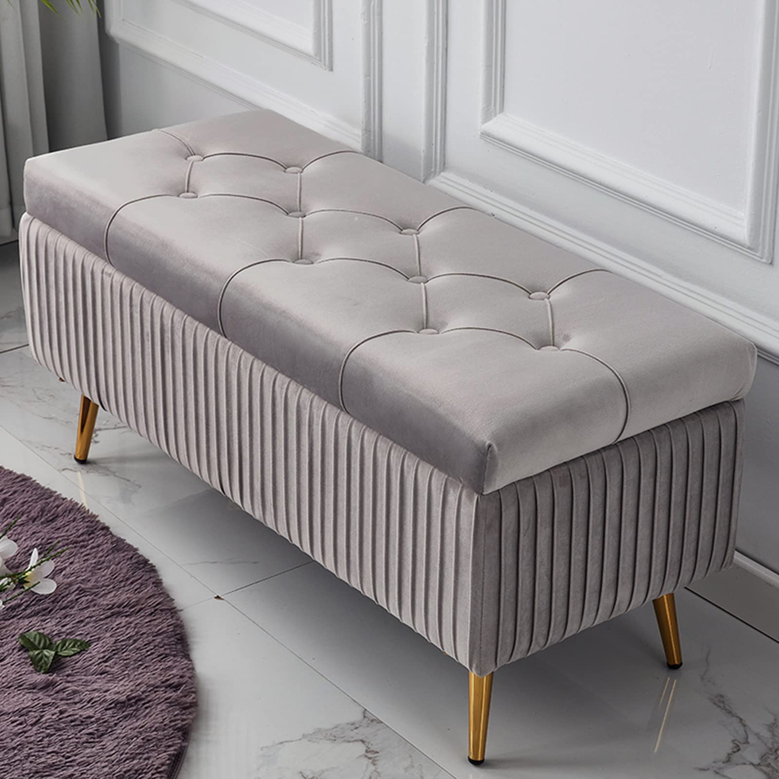 Banc de rangement en velours gris avec assise capitonnée et pieds en métal doré