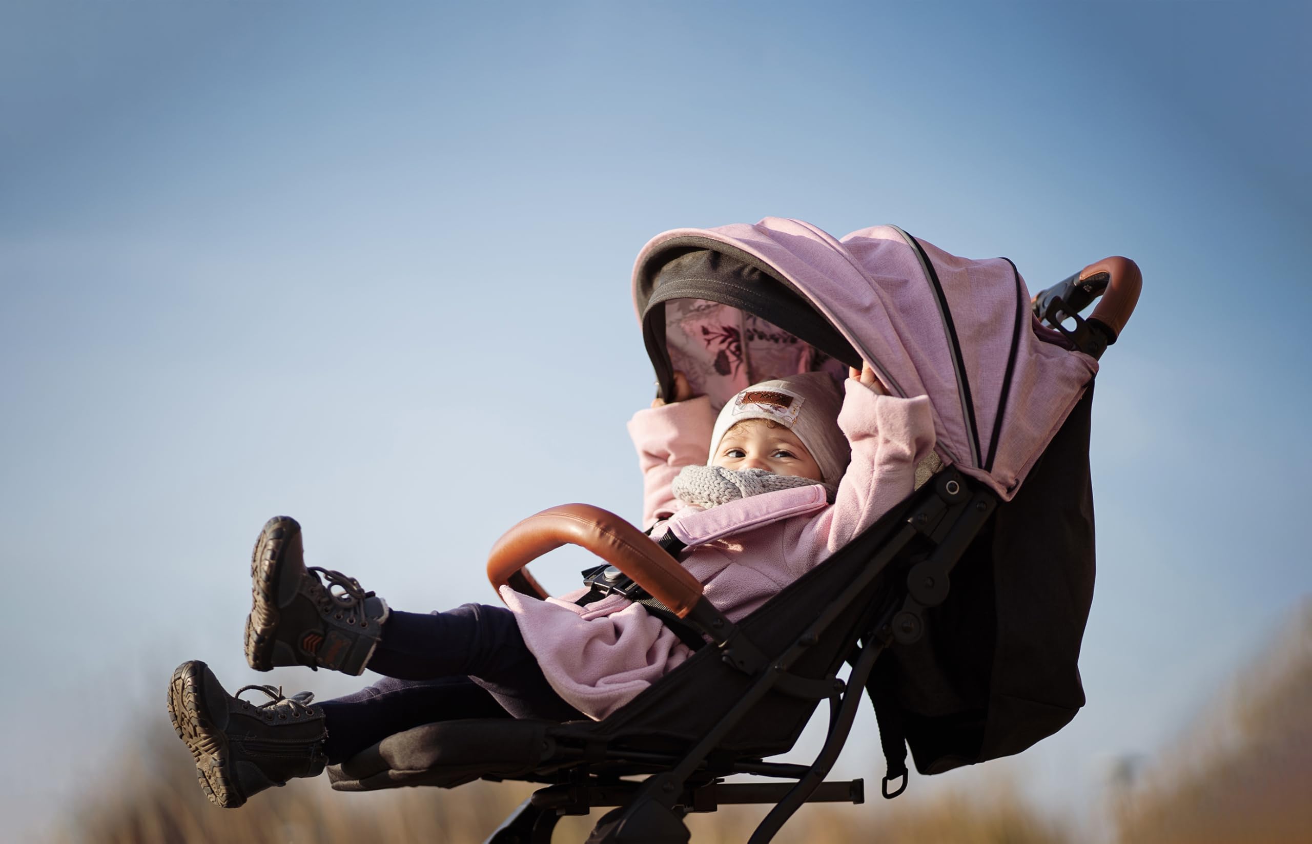 MoMi ESTELLE Poussette compacte légère et pliable dès 6 mois jusqu'à 15 kg, dossier inclinable, repose-pieds réglable, roues amorties, grand panier, harnais 5 points