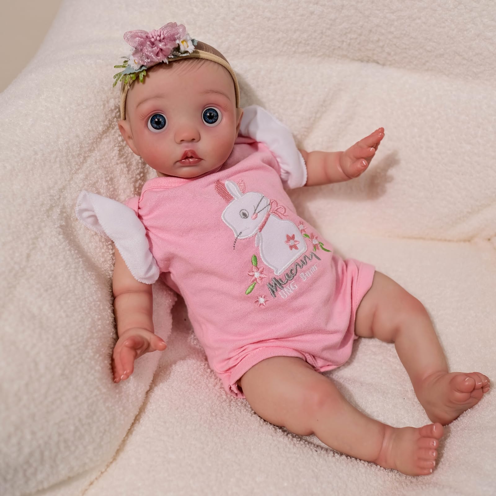 MineeQu Bambole Reborn - Bambola Realistica 16 Pollici, Prematuro Ricomposto, Capelli Pitturati a Mano, Occhi Blu, Onesie con Coniglio, Festaio Fiorito, Set Regalo
