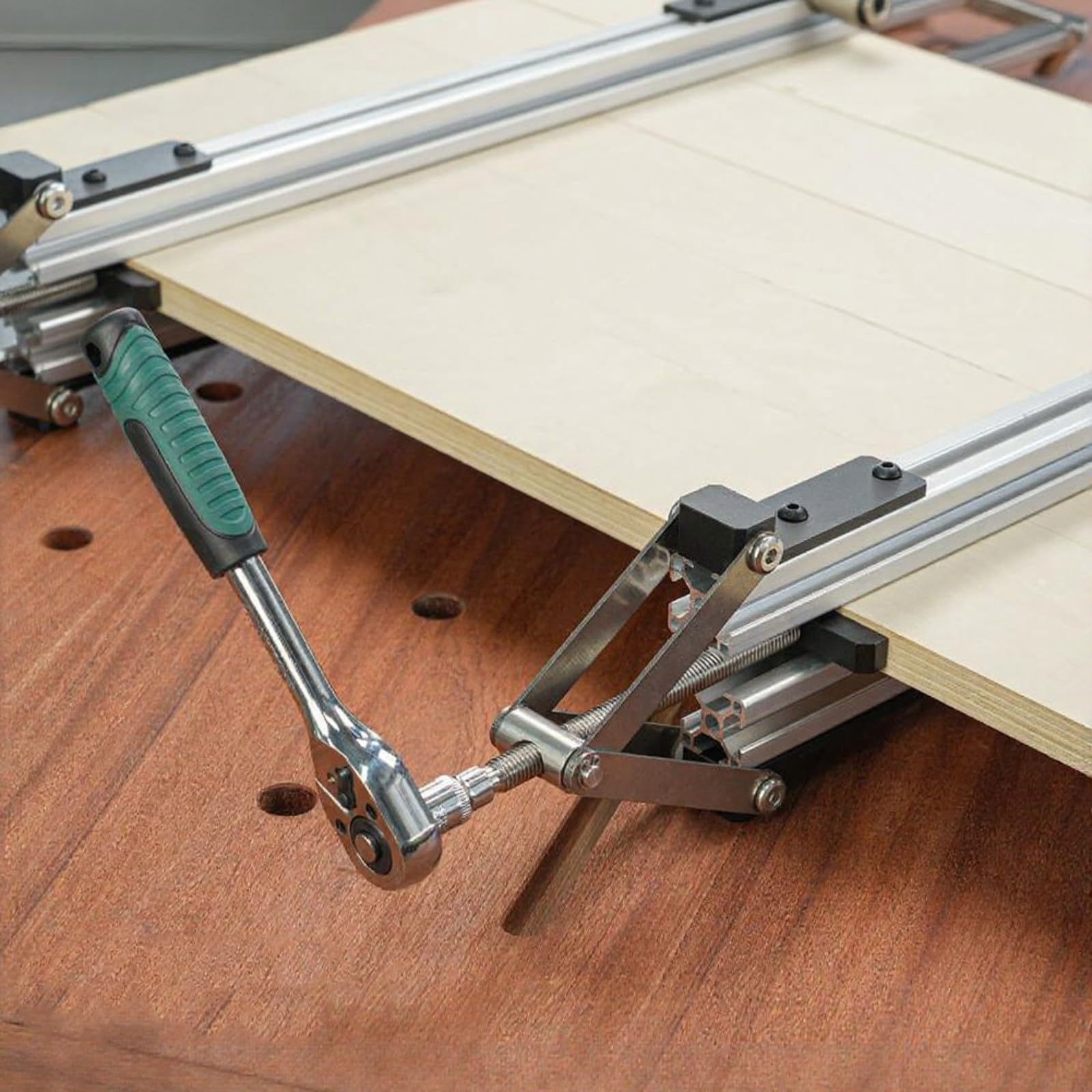 Vier-Wege-Holzspannklammer für Tischplatten und Möbelbau, synchroner Spannmechanismus in Richtungen, Aluminium-Profil 3030 kompatibel, Spannbereich 12–100 mm