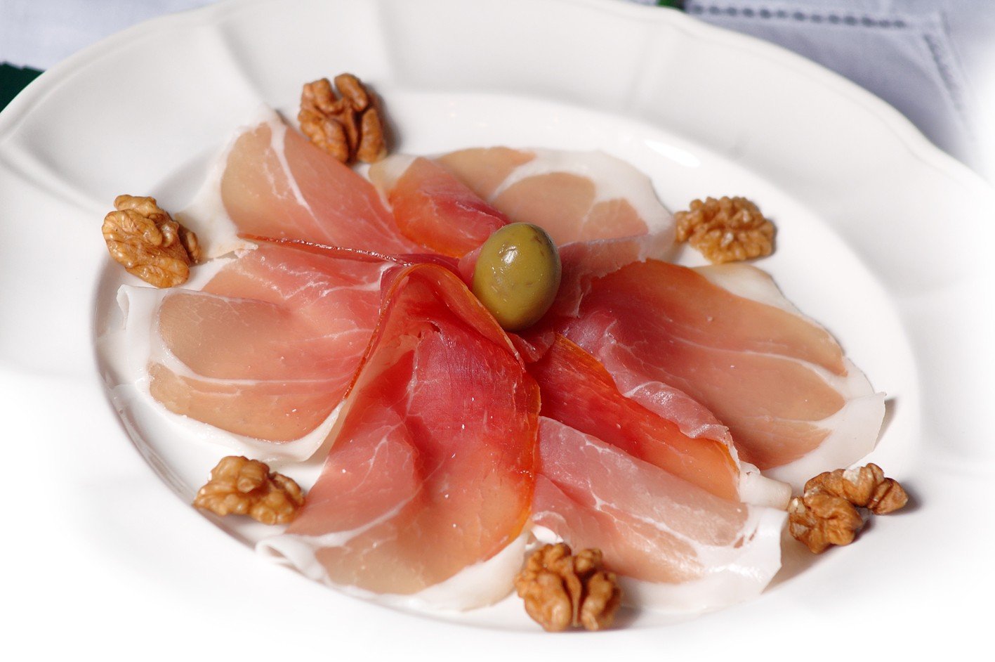 Luftgetrockneter Karst Schinken - Prosciutto - Kraski Prsut 12 Monate gereift Rohschinken mit Meersalz aus der Saline von Piran, Naturprodukt aus Istrien. Stück mit ca.800 -1100g (Einweg)